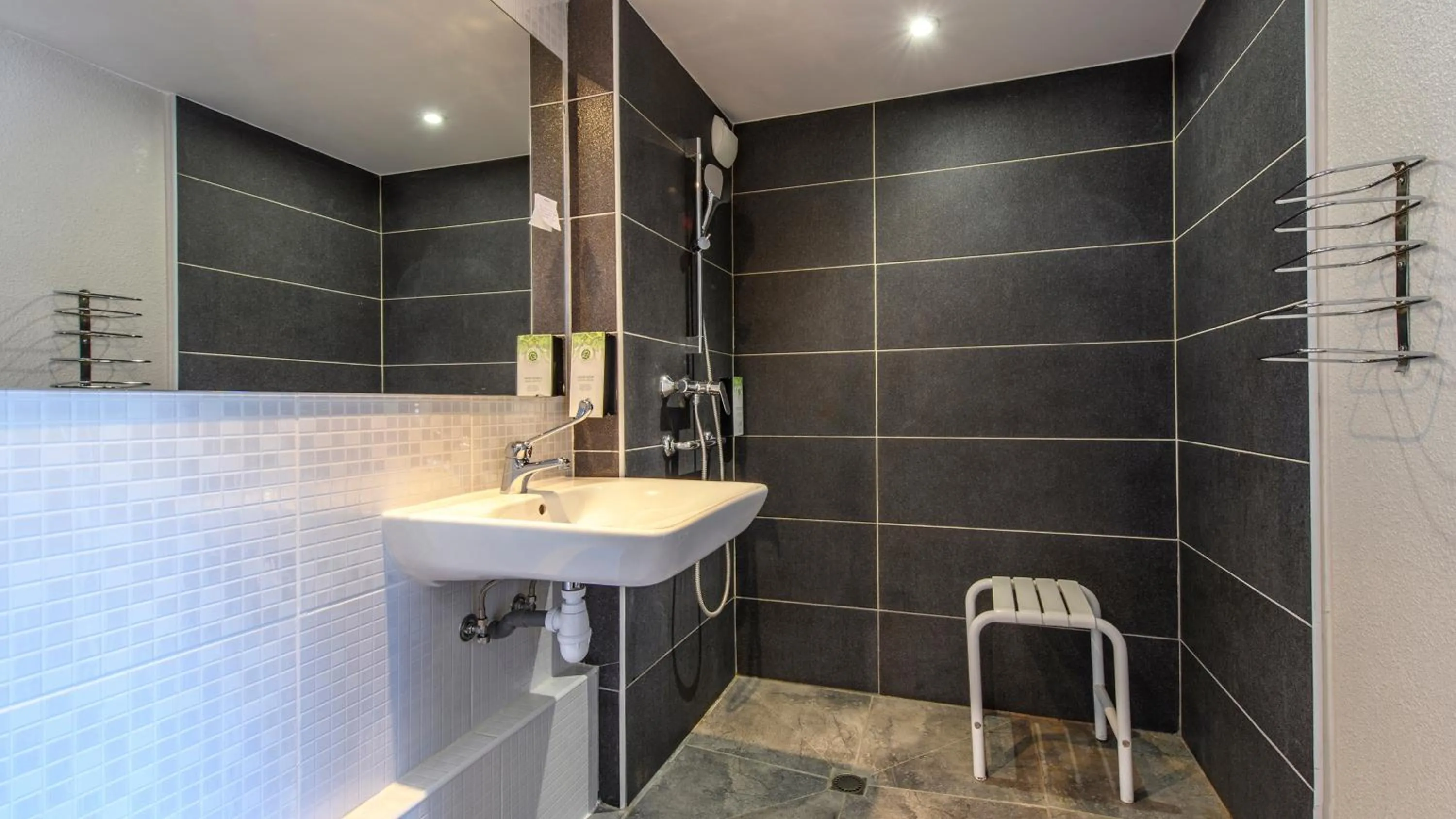 Bathroom in Campanile PRIME - Nîmes Centre