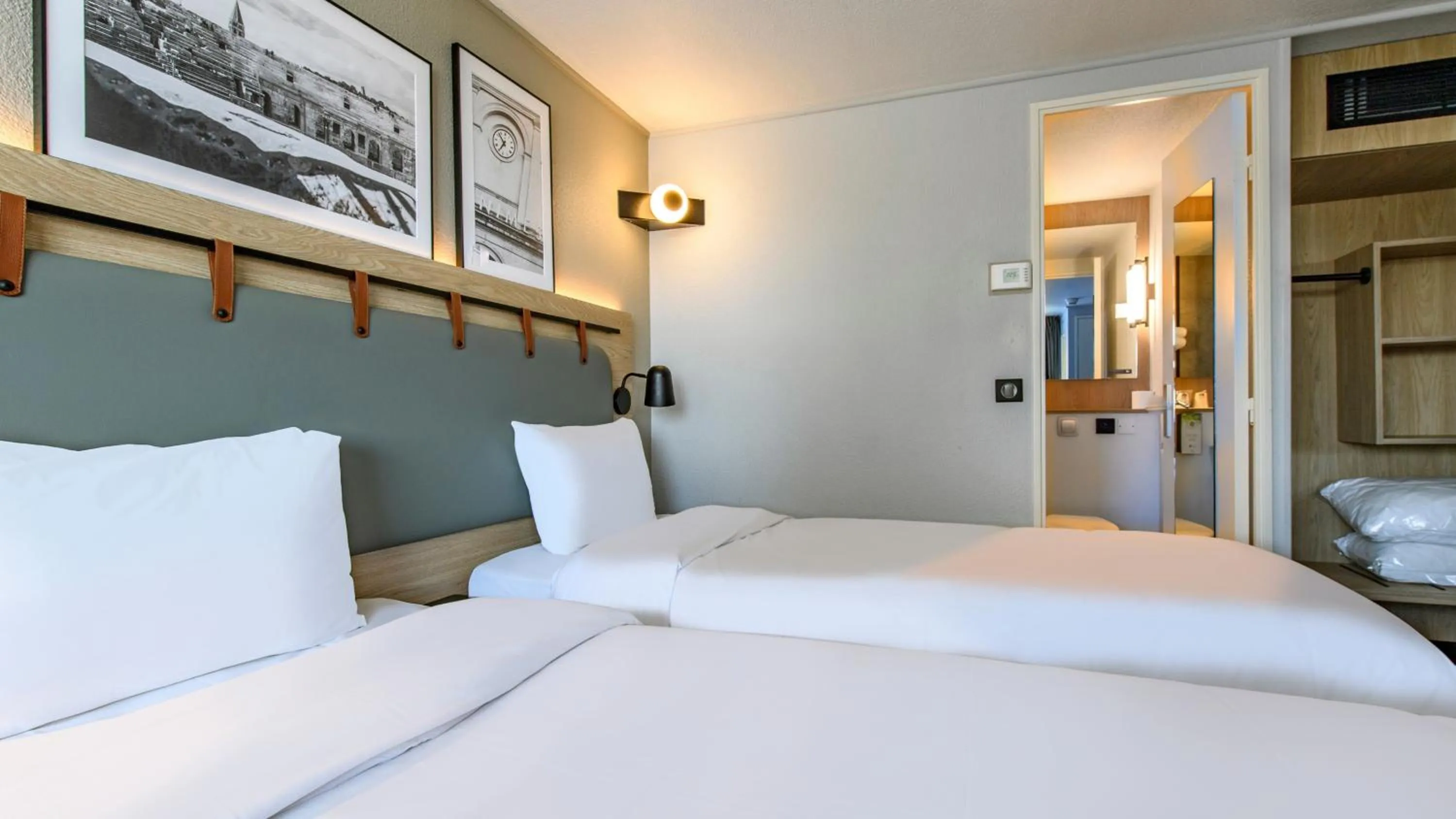 Bedroom, Bed in Campanile PRIME - Nîmes Centre