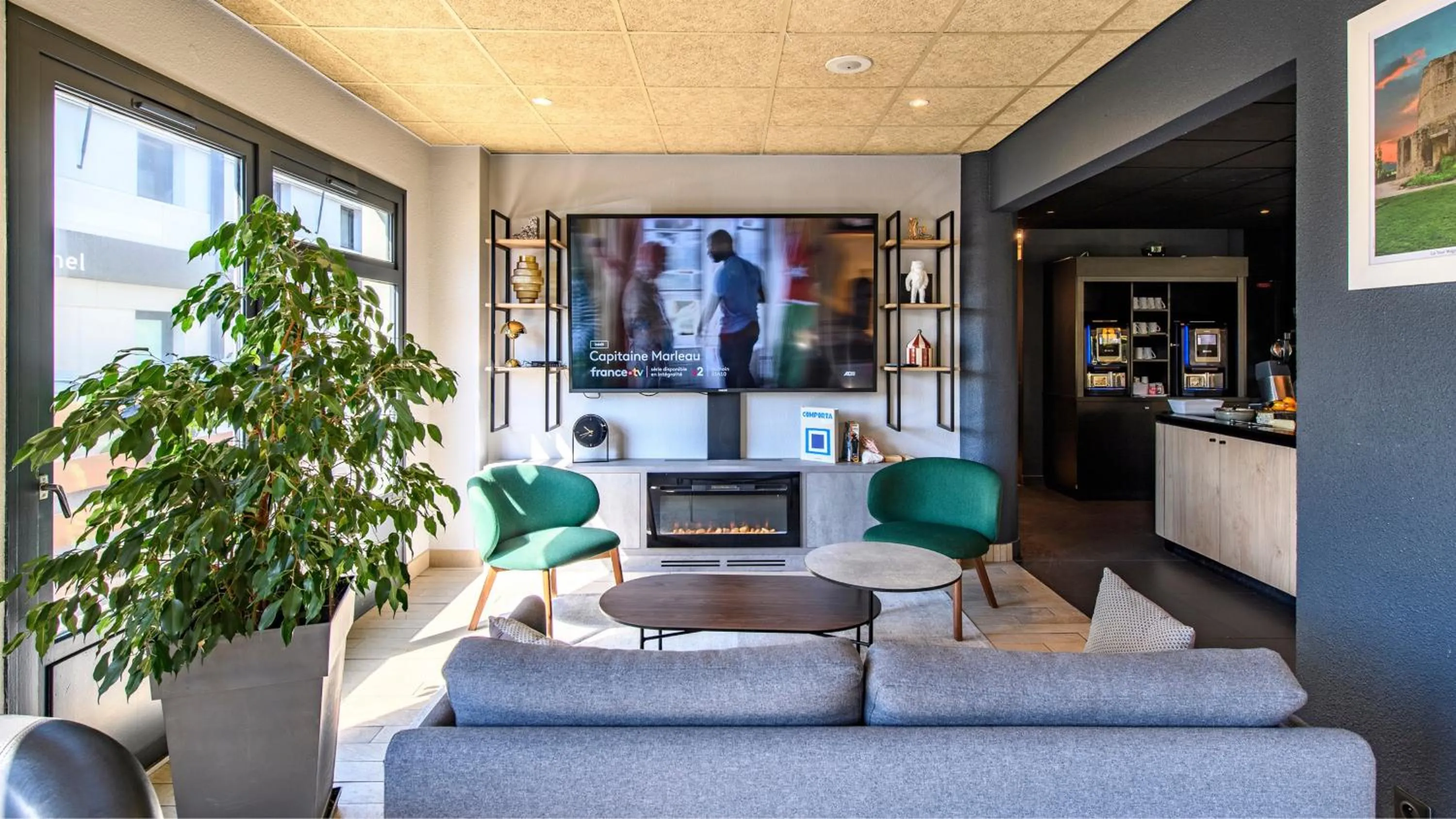 Communal lounge/ TV room in Campanile PRIME - Nîmes Centre