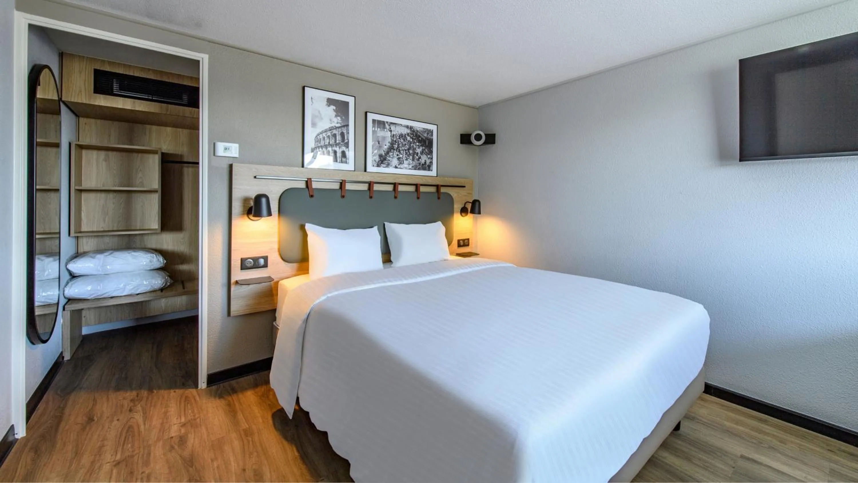 Bedroom, Bed in Campanile PRIME - Nîmes Centre