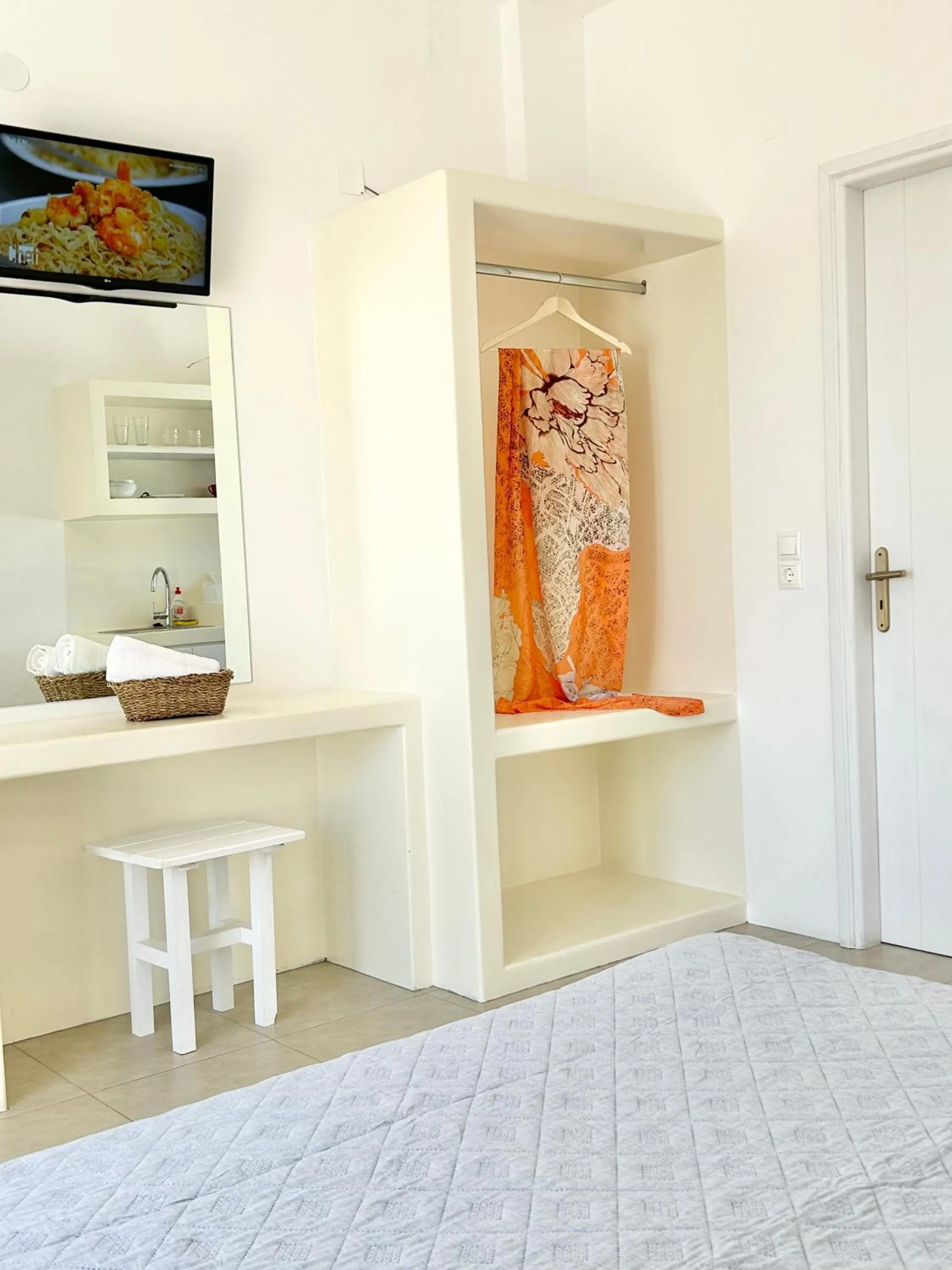 TV and multimedia in Anita Rooms & Suites Milos