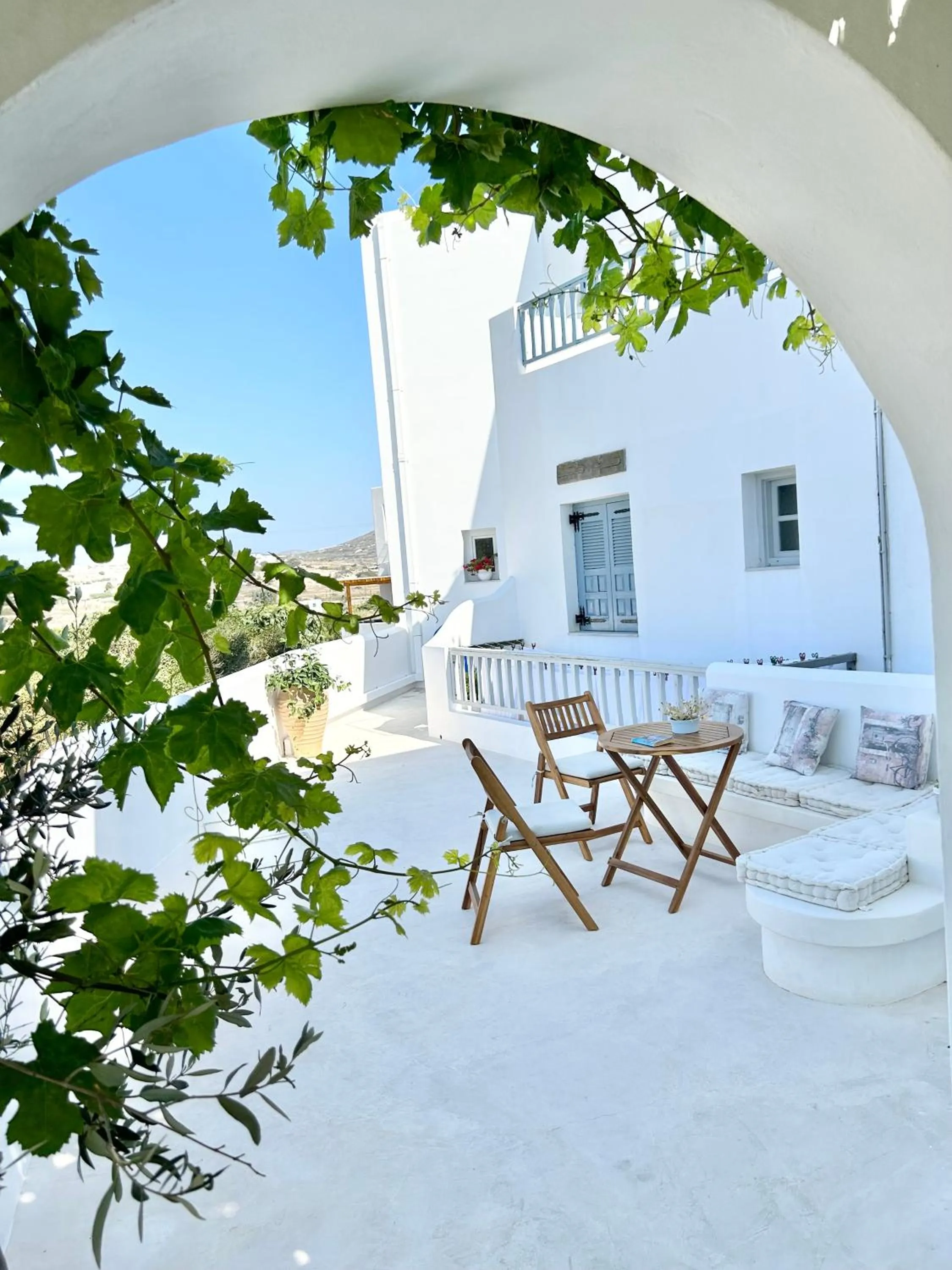 Patio in Anita Rooms & Suites Milos