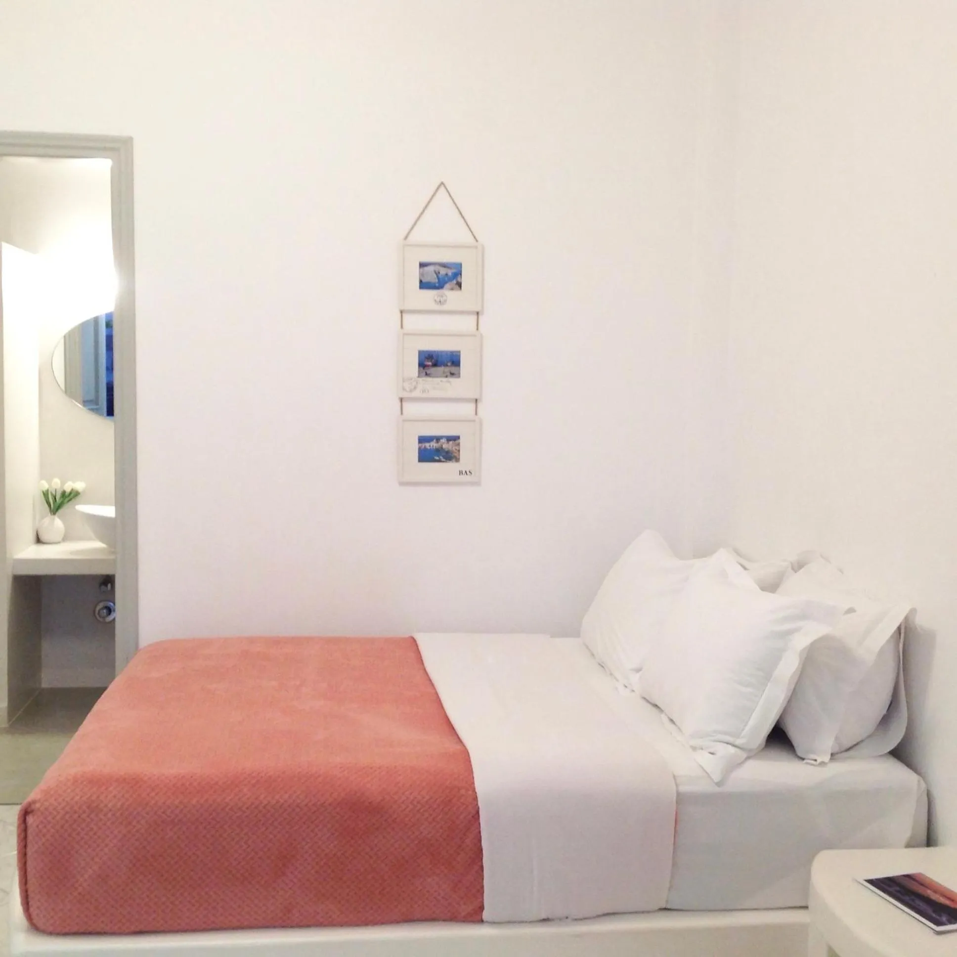 Bed in Anita Rooms & Suites Milos
