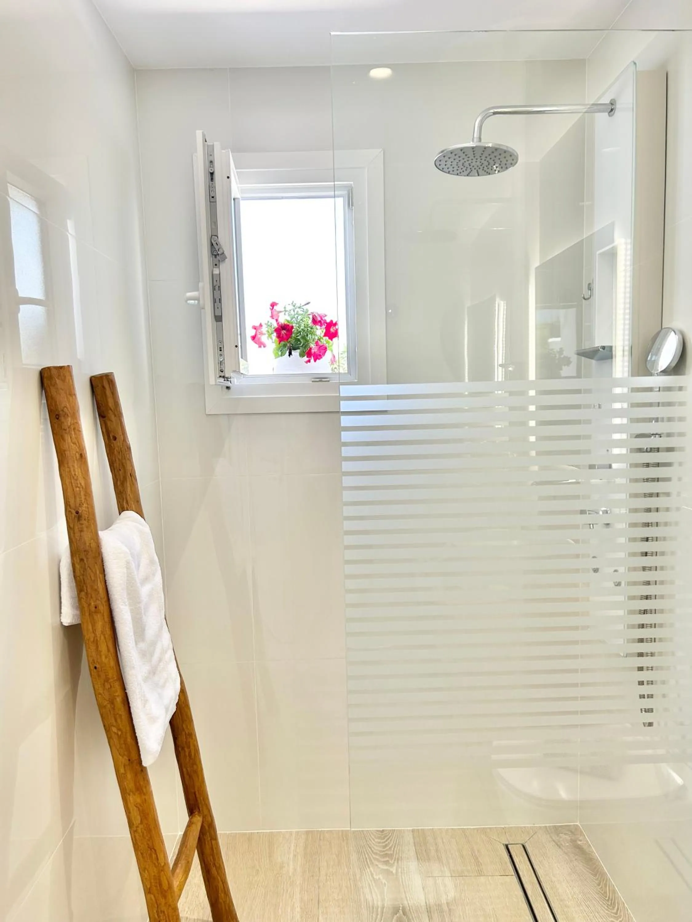 Shower in Anita Rooms & Suites Milos
