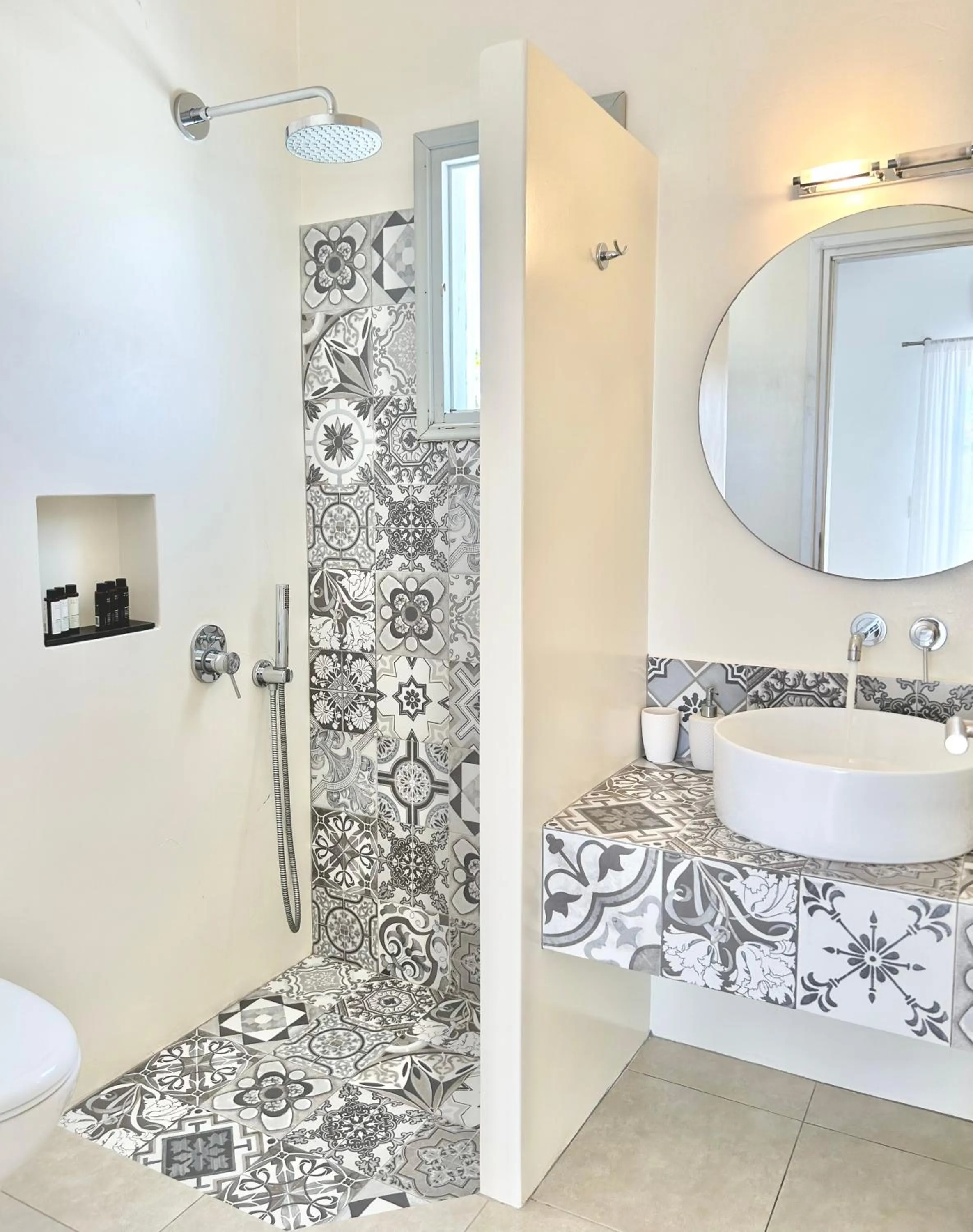 Shower in Anita Rooms & Suites Milos