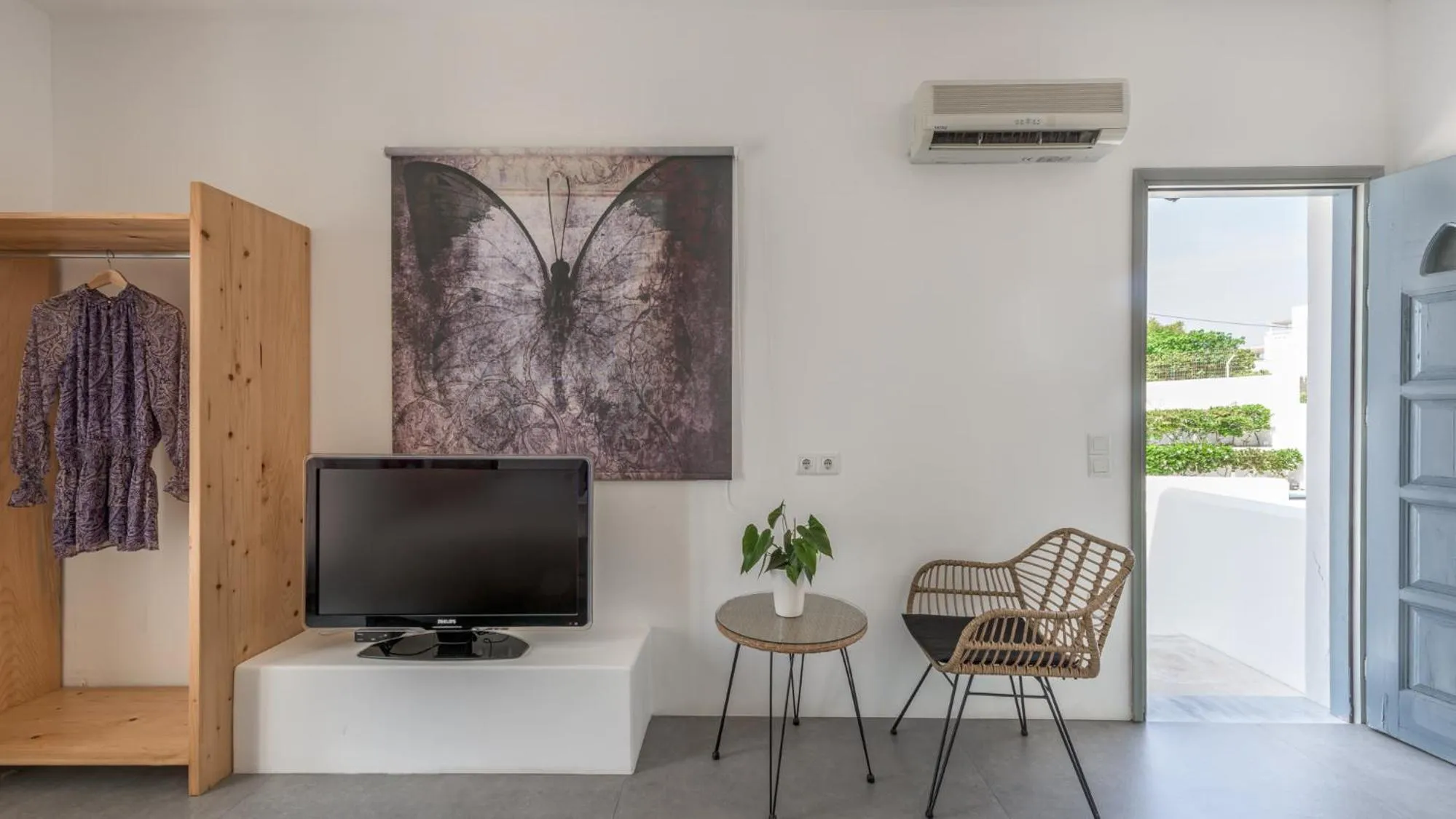 TV and multimedia in Anita Rooms & Suites Milos