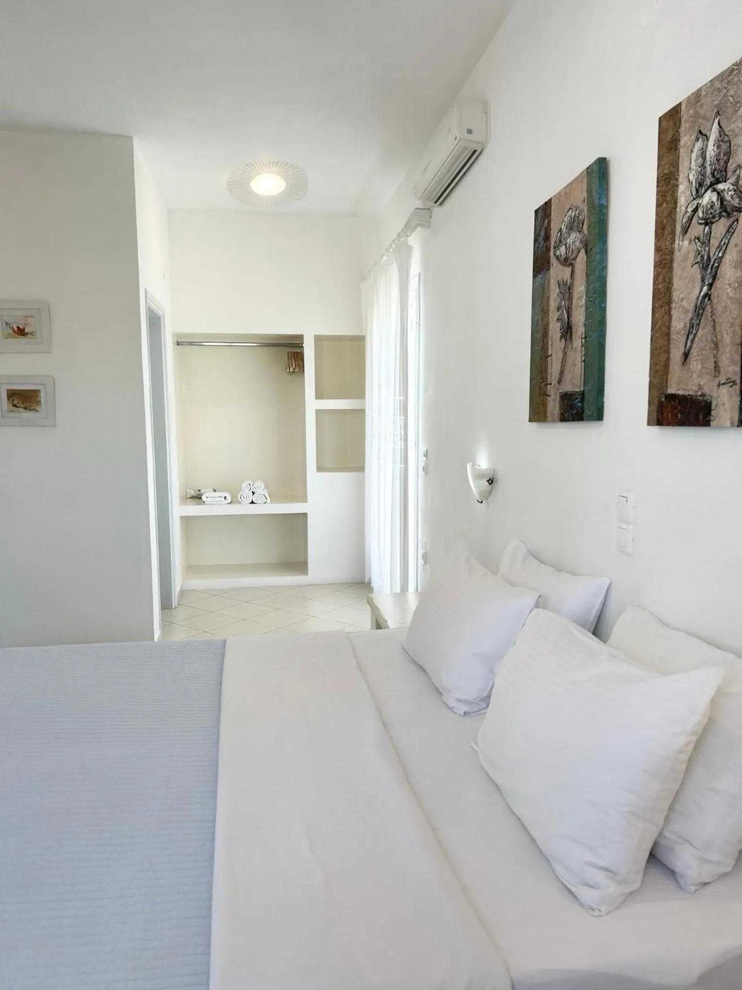 Bed in Anita Rooms & Suites Milos