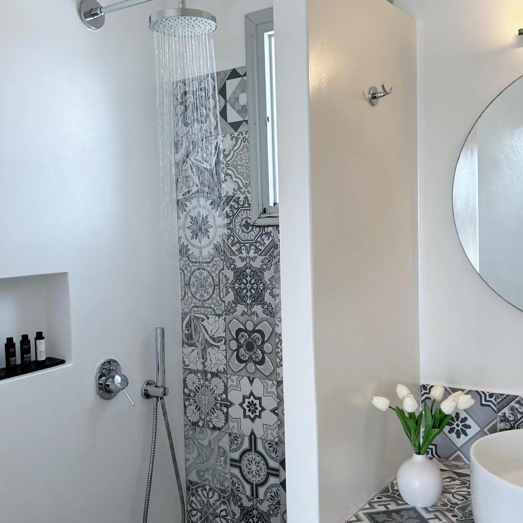 Shower in Anita Rooms & Suites Milos