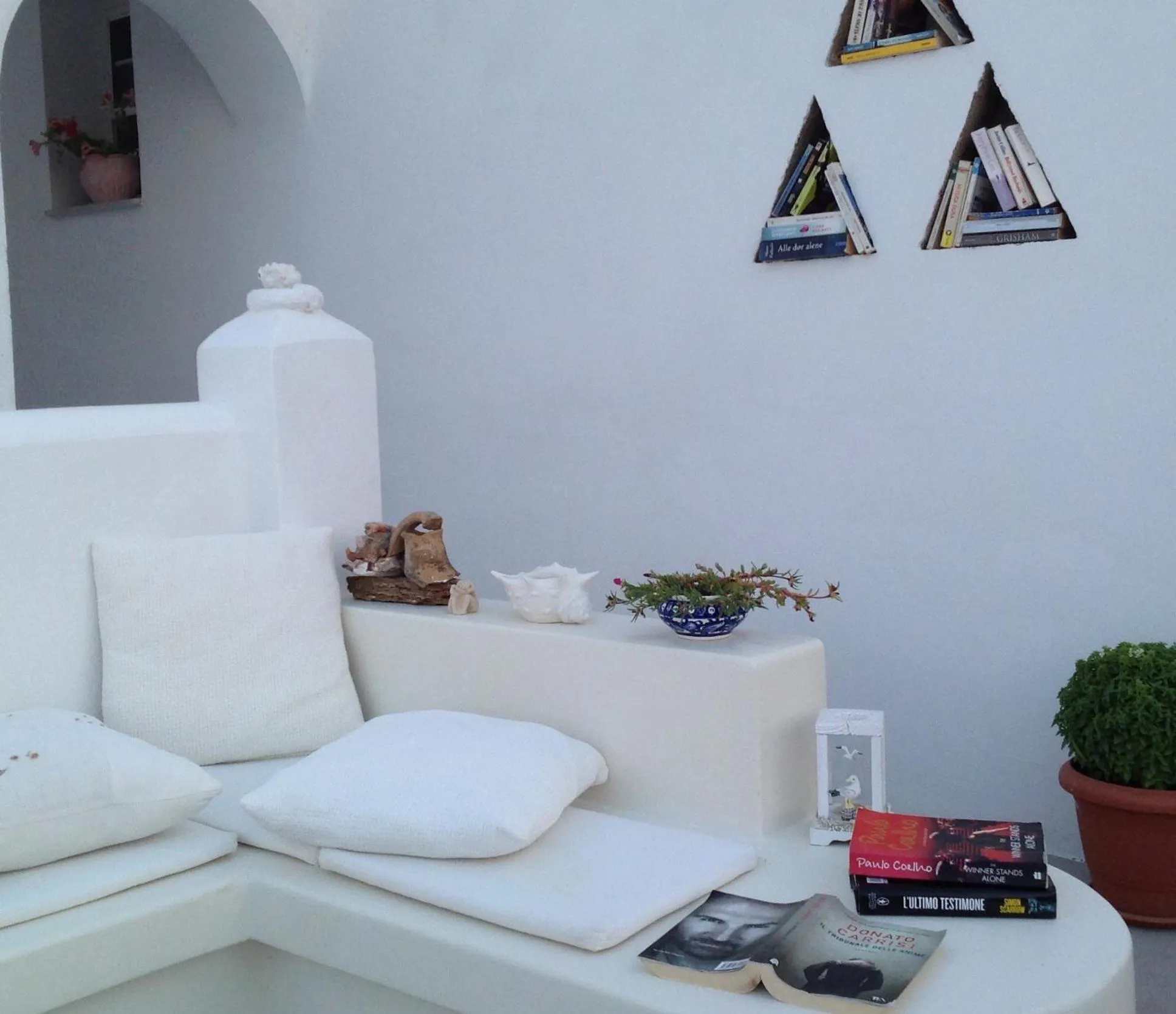 Seating area in Anita Rooms & Suites Milos