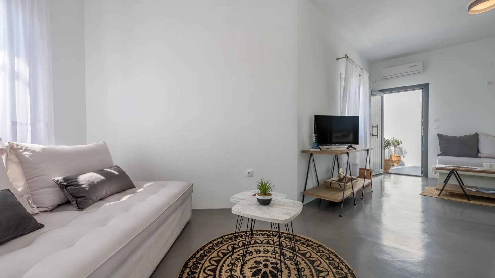 Living room in Anita Rooms & Suites Milos