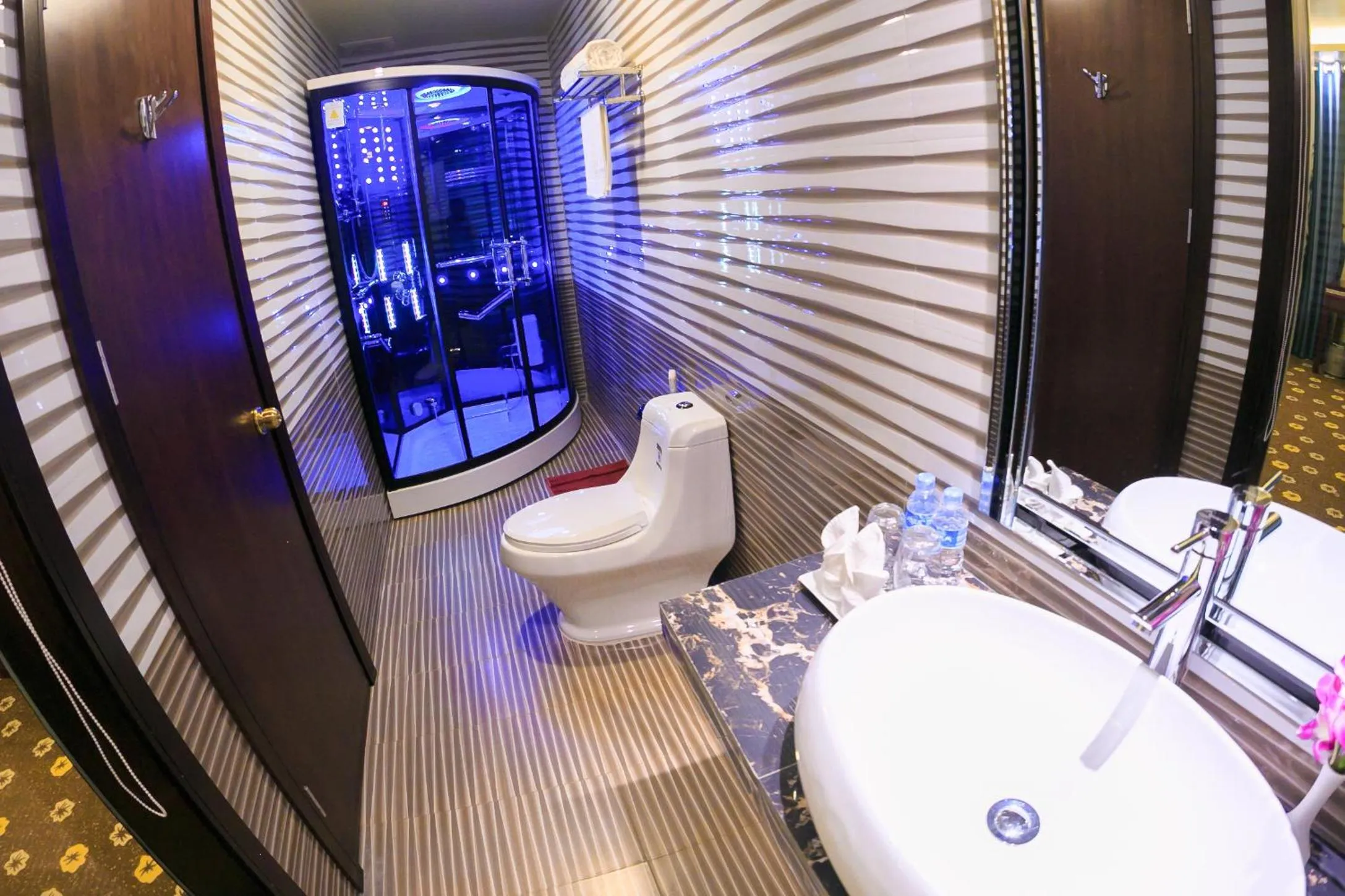 Toilet in Gallant Hotel 168