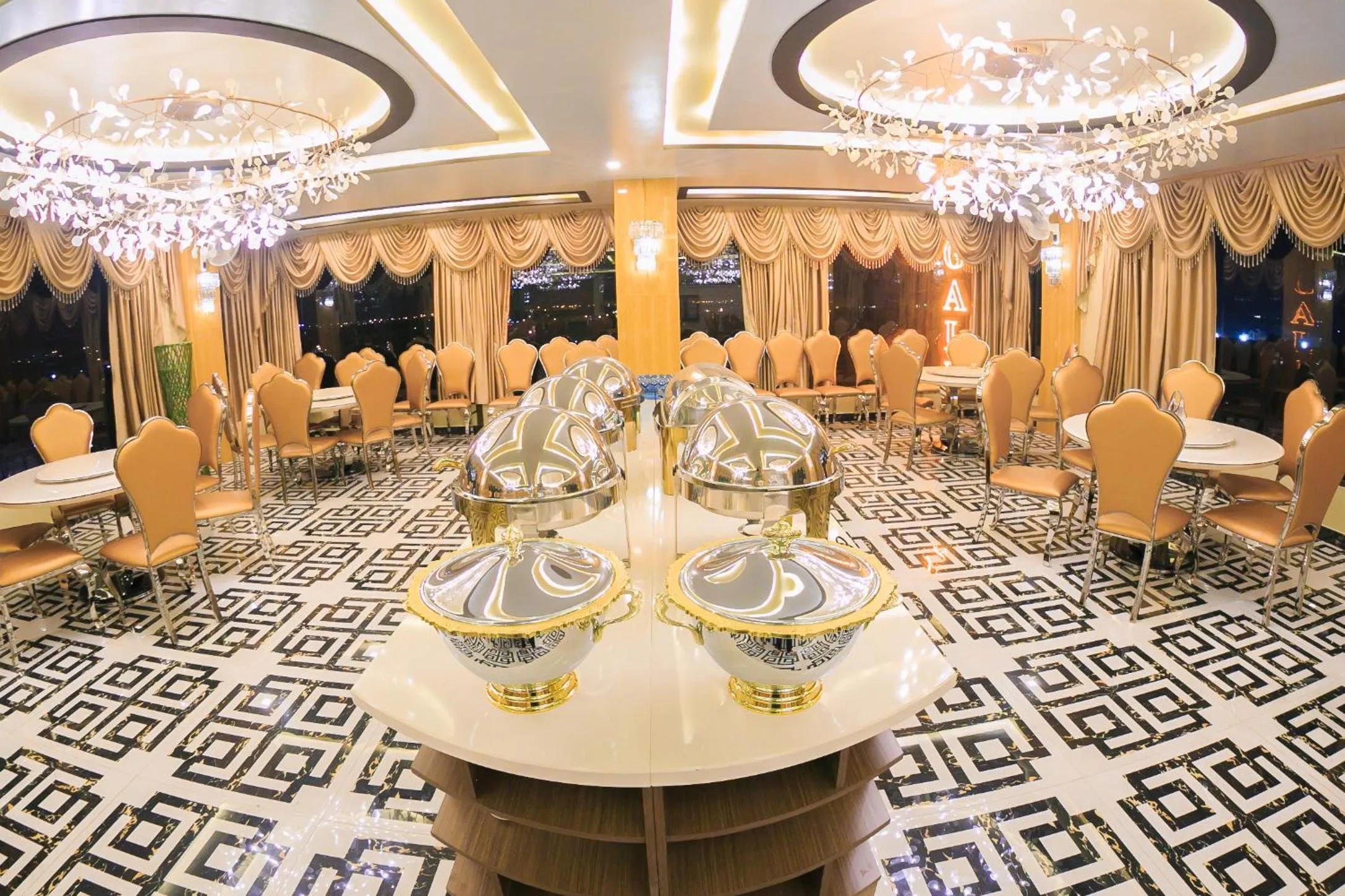 Restaurant/places to eat in Gallant Hotel 168