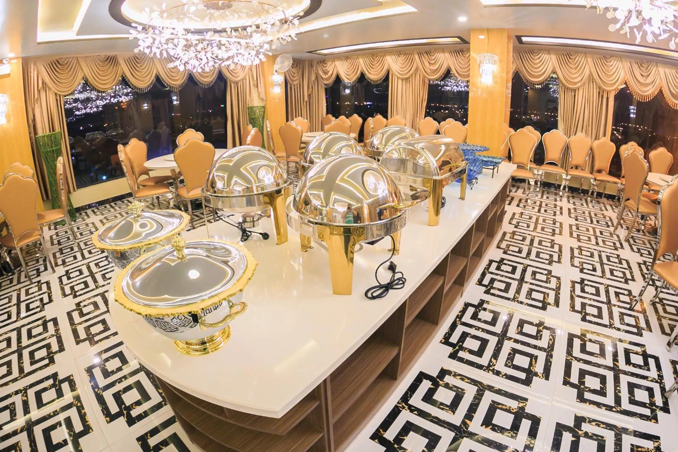 Restaurant/places to eat in Gallant Hotel 168