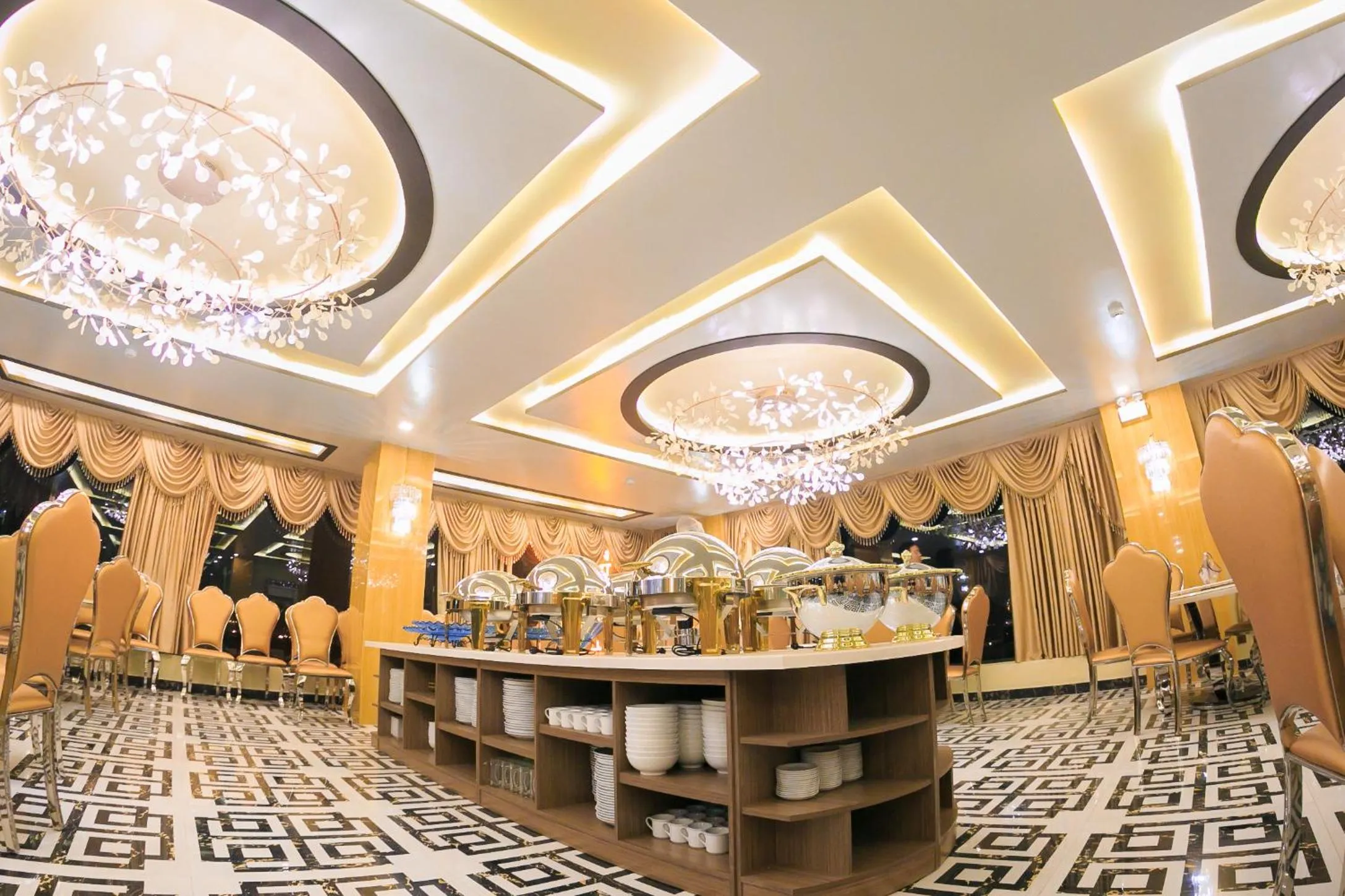 Restaurant/places to eat in Gallant Hotel 168