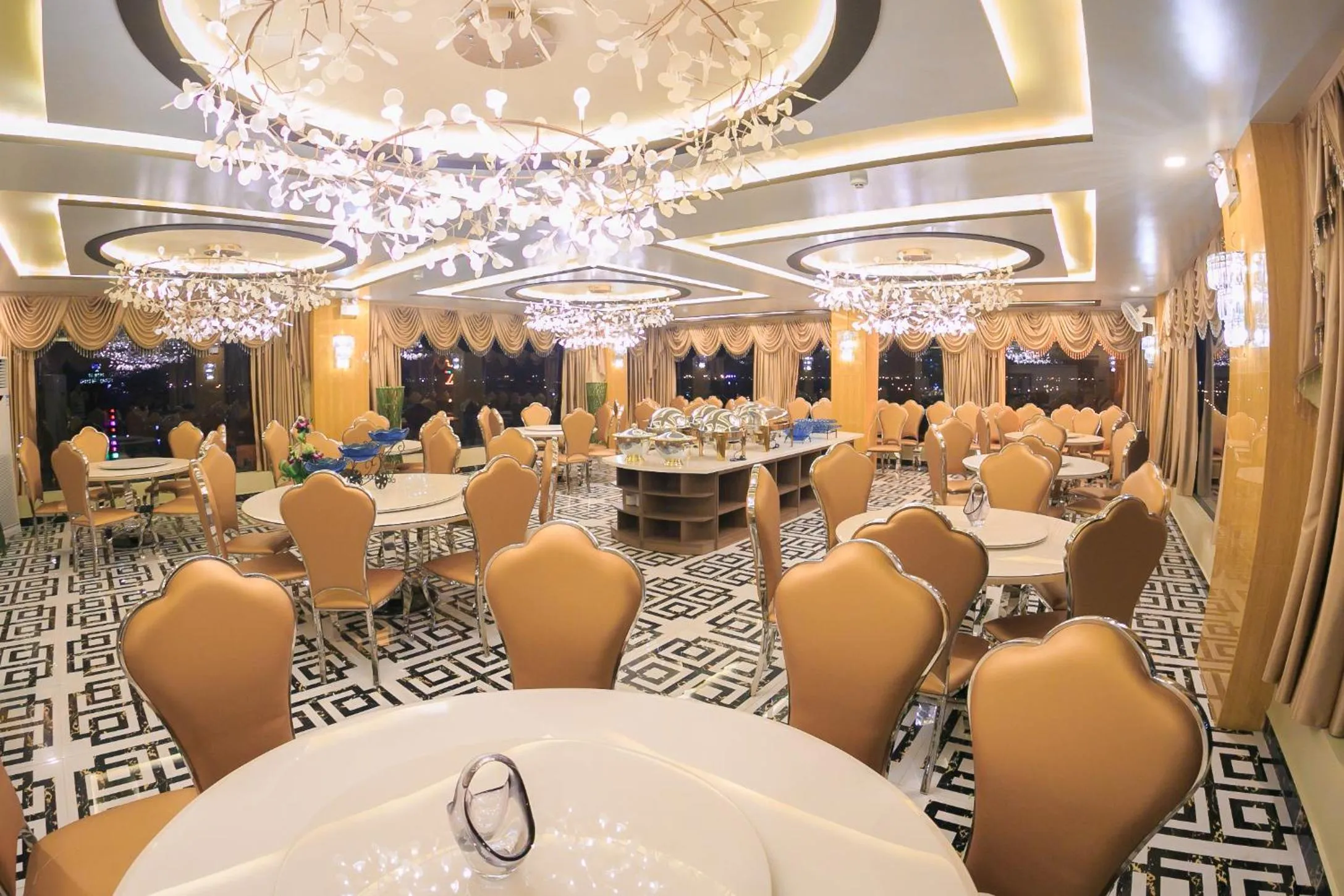 Restaurant/places to eat in Gallant Hotel 168