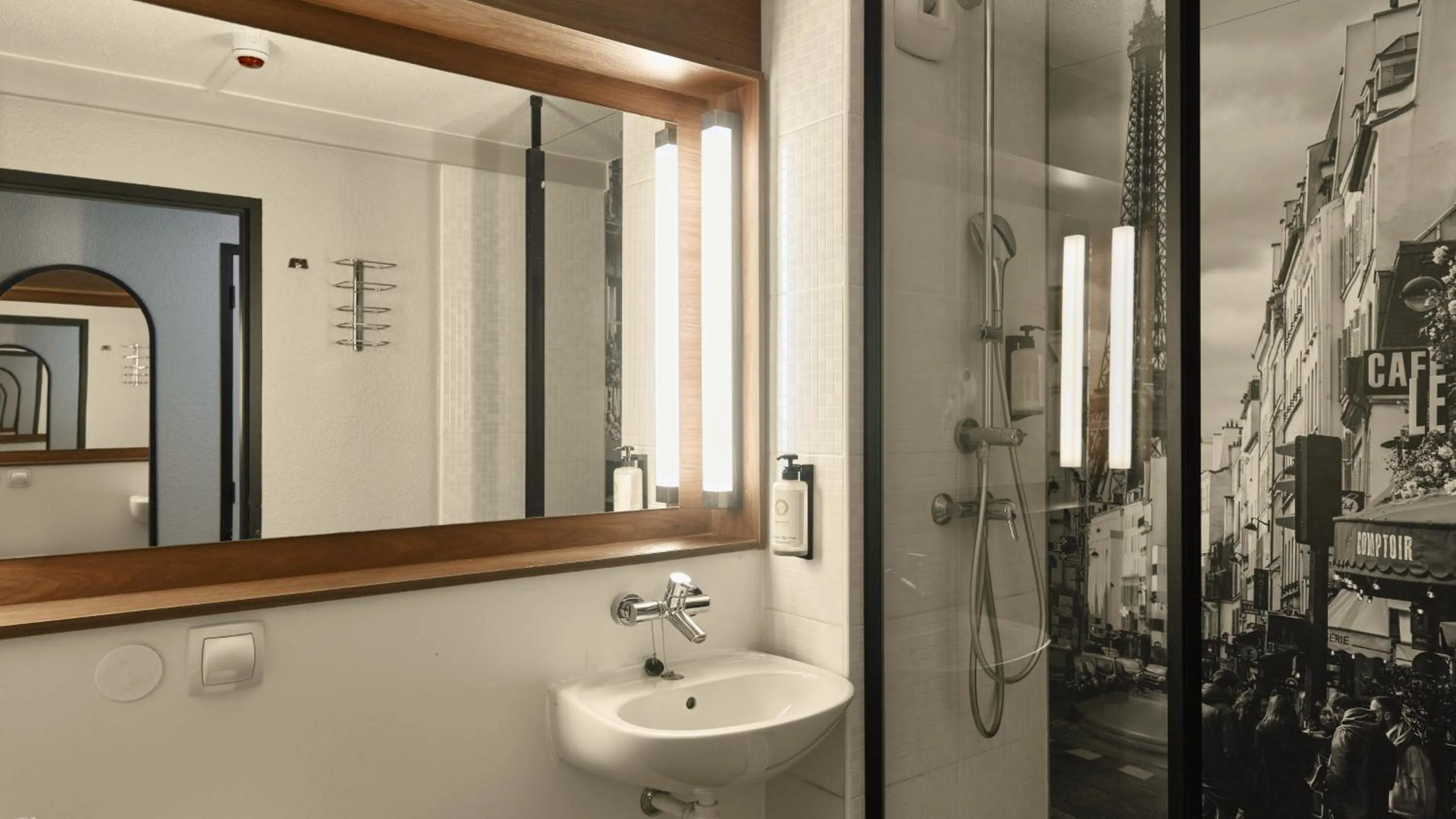 Shower in Campanile Paris Ouest - Gennevilliers Barbanniers