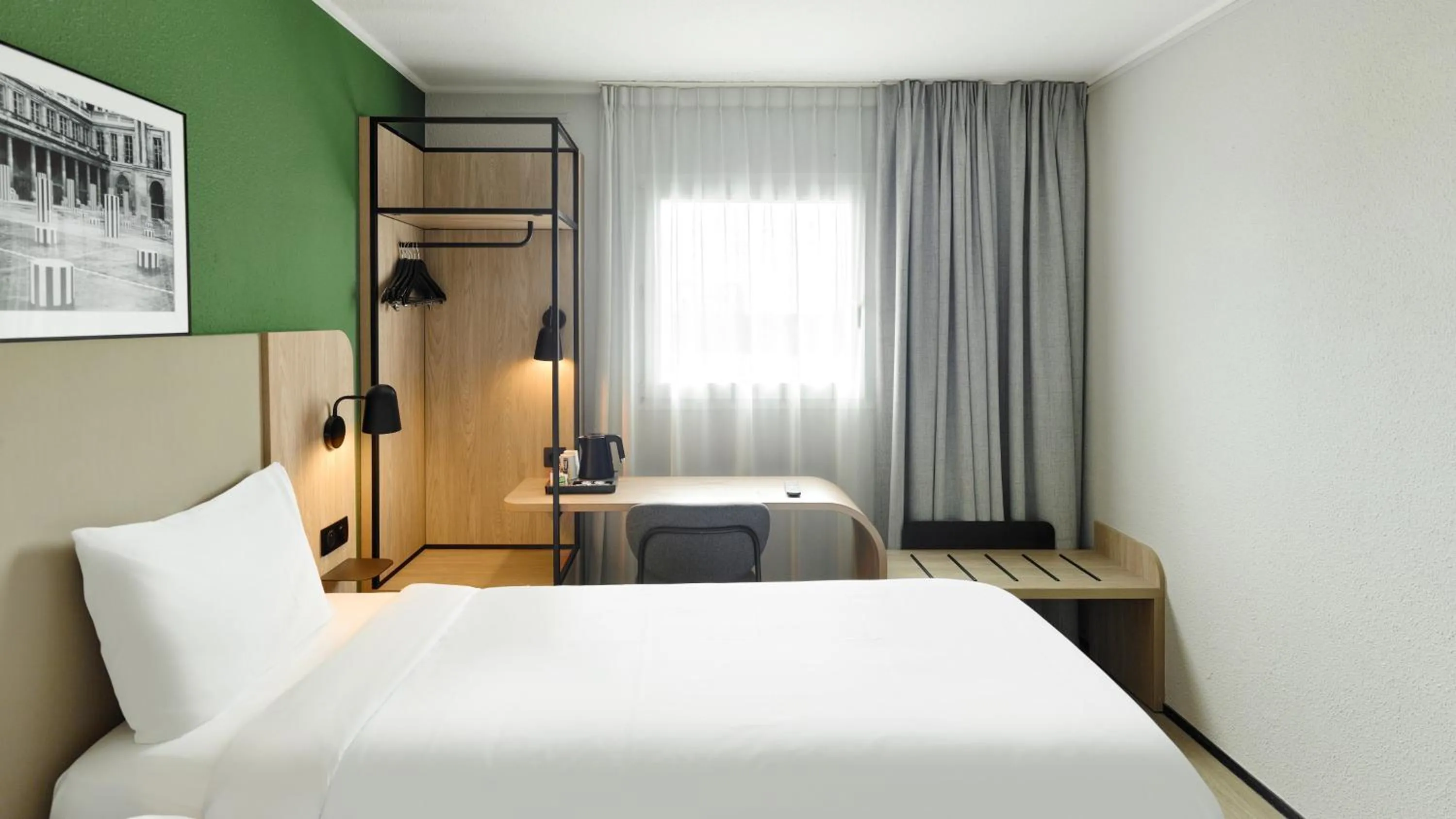 Photo of the whole room, Bed in Campanile Paris Ouest - Gennevilliers Barbanniers