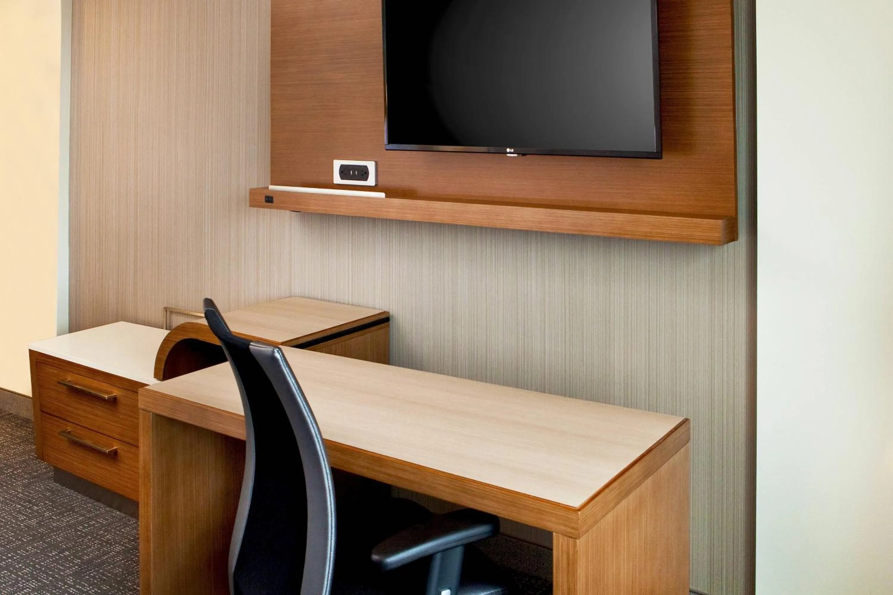 Photo of the whole room in Courtyard by Marriott Yonkers Westchester County