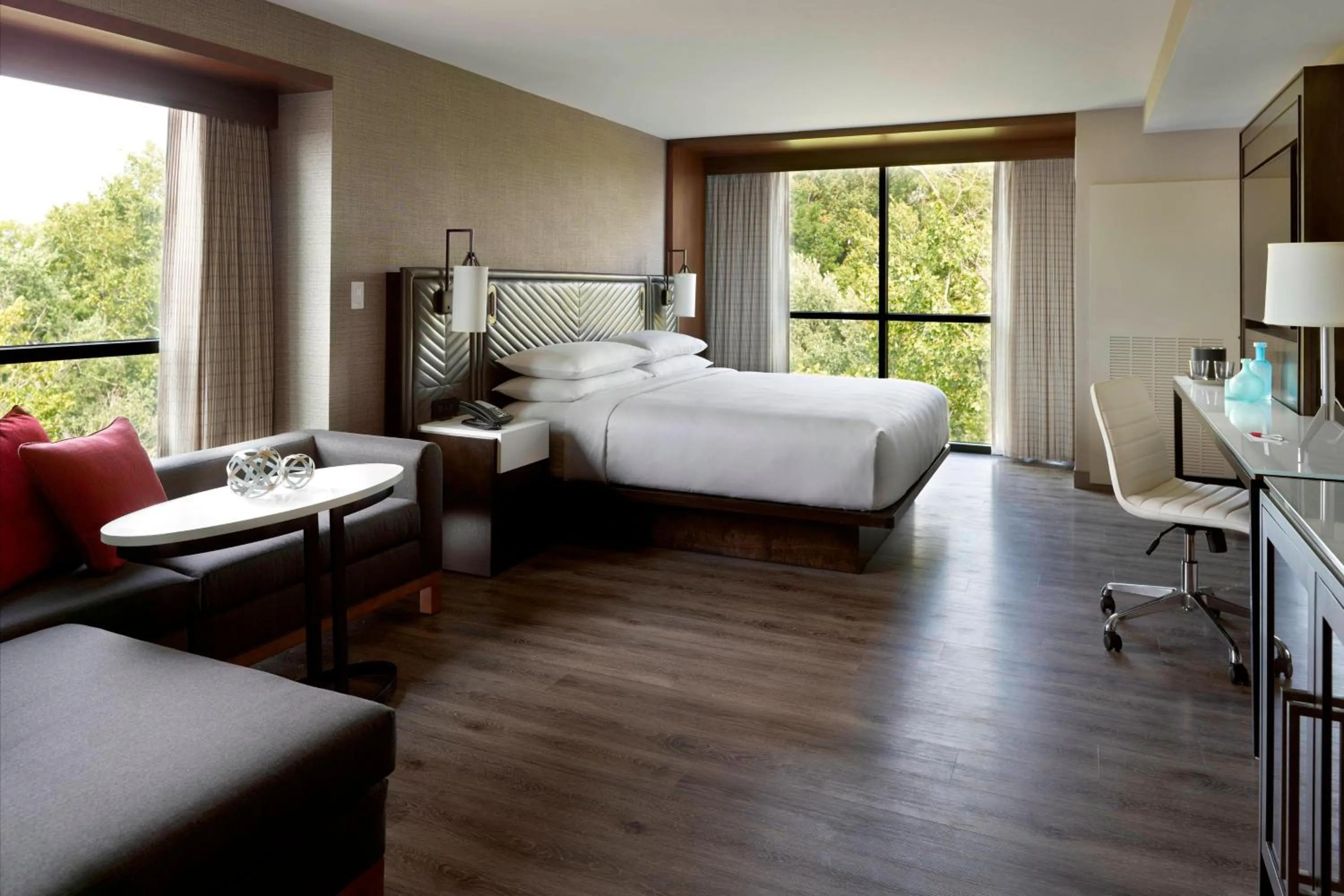 Photo of the whole room, Bed in Marriott Columbus OSU