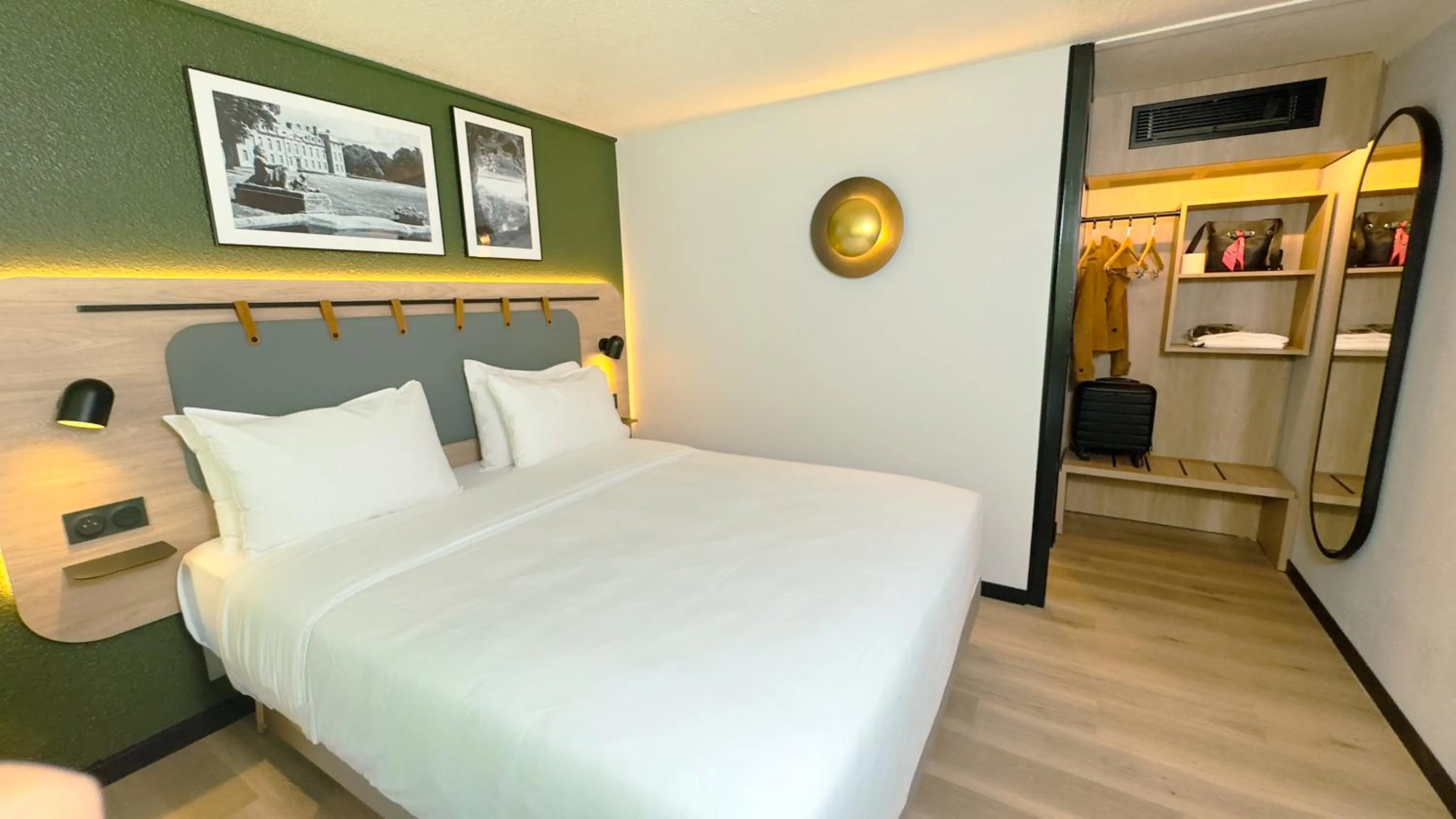 Bedroom, Bed in Campanile Epinay sur Orge Savigny Sur Orge