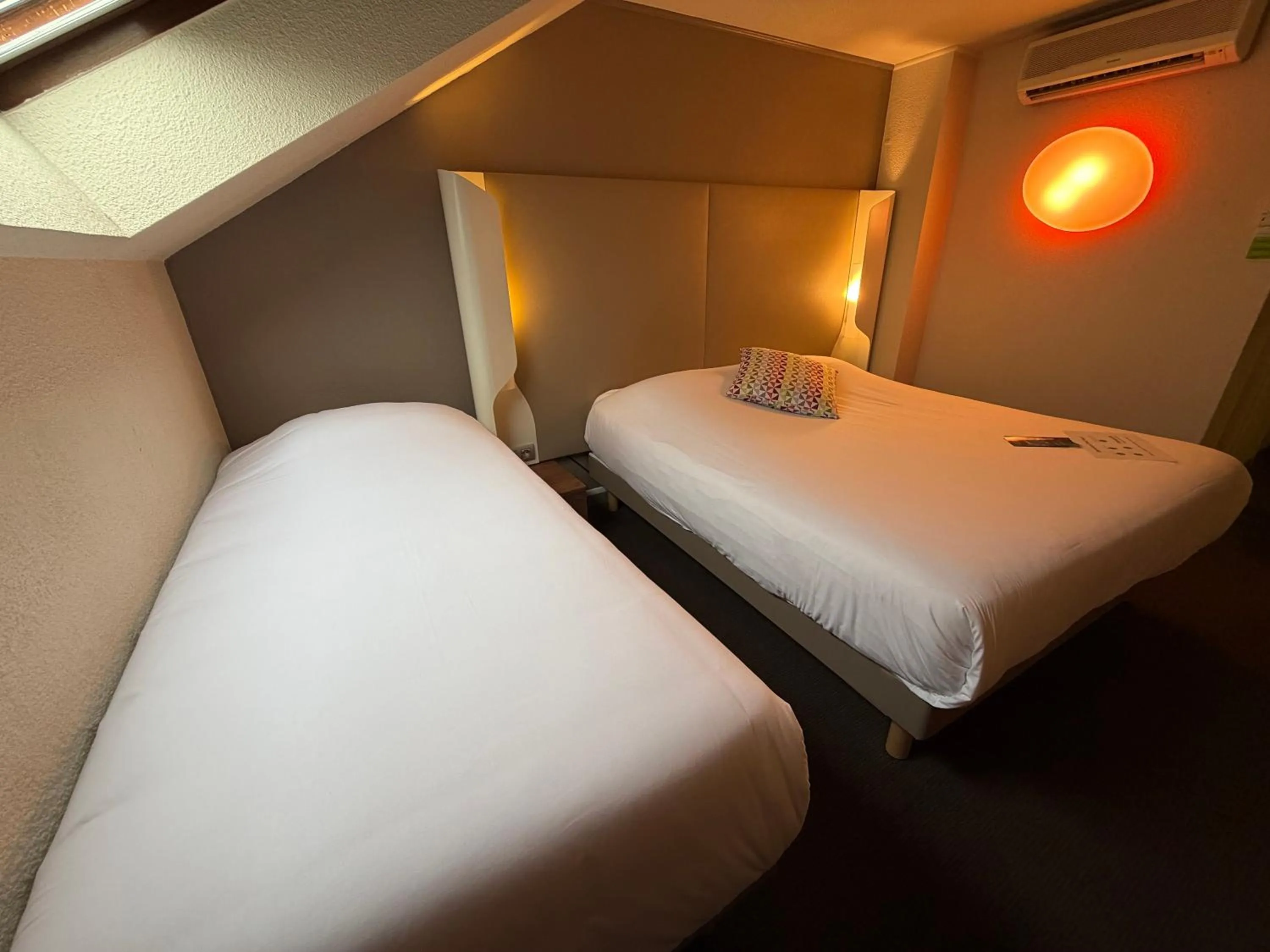 Bedroom, Bed in Campanile Epinay sur Orge Savigny Sur Orge