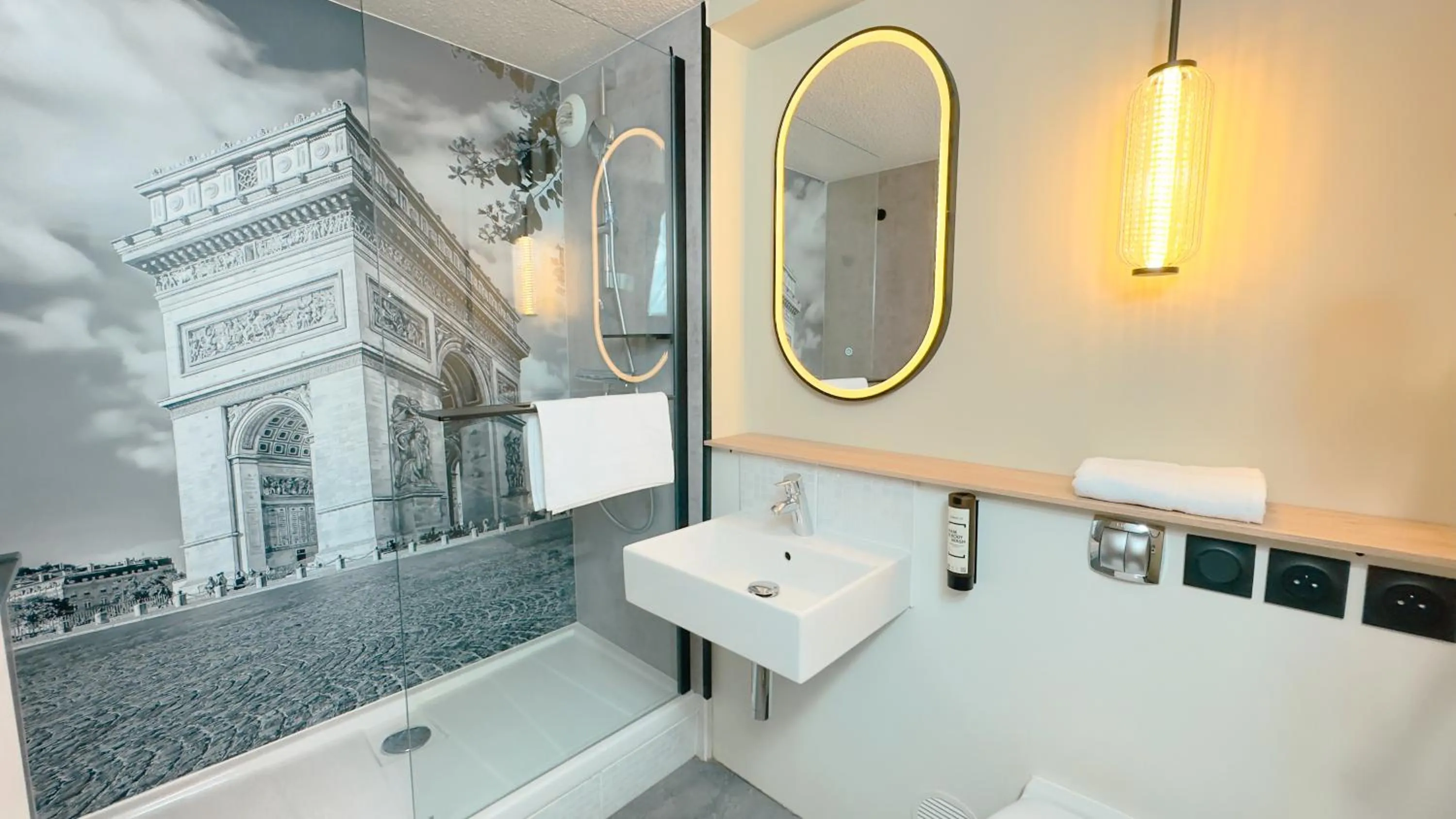 Bathroom in Campanile Epinay sur Orge Savigny Sur Orge