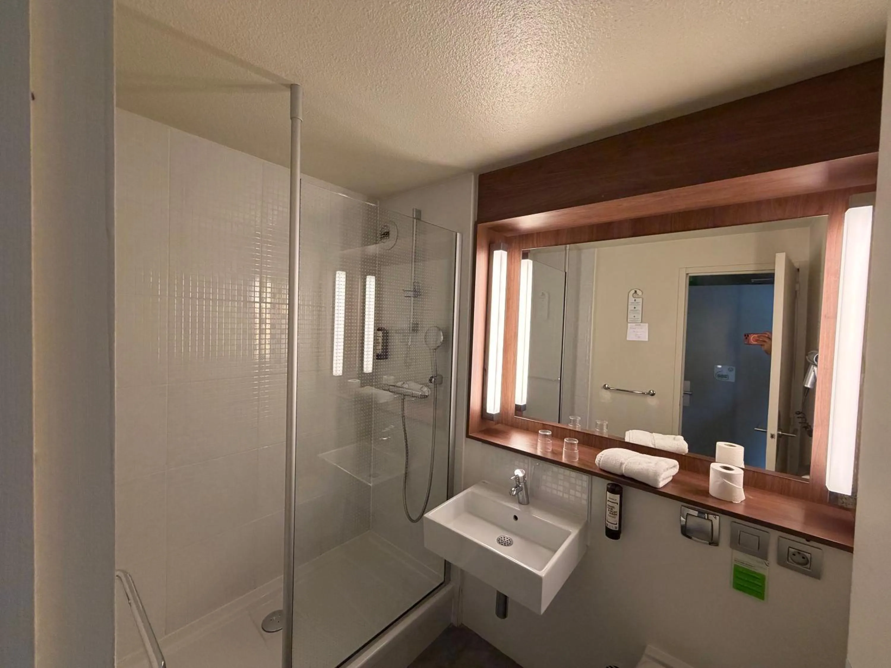 Bathroom in Campanile Epinay sur Orge Savigny Sur Orge