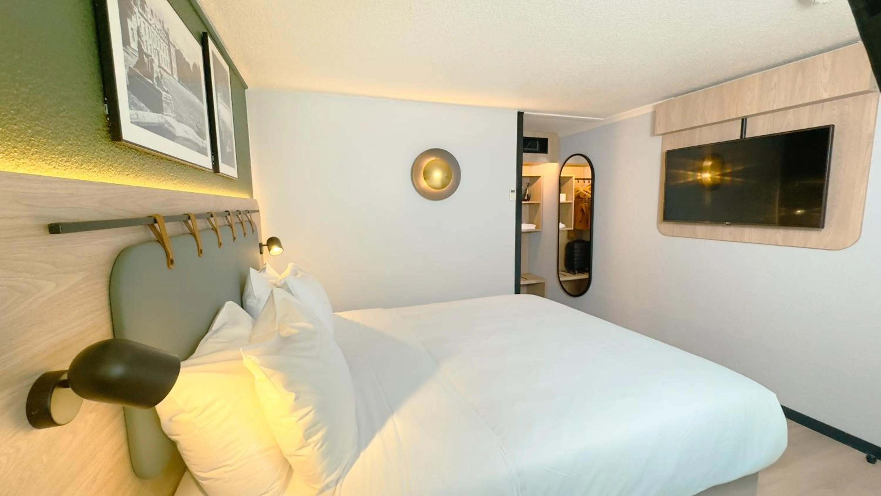 Bedroom, Bed in Campanile Epinay sur Orge Savigny Sur Orge