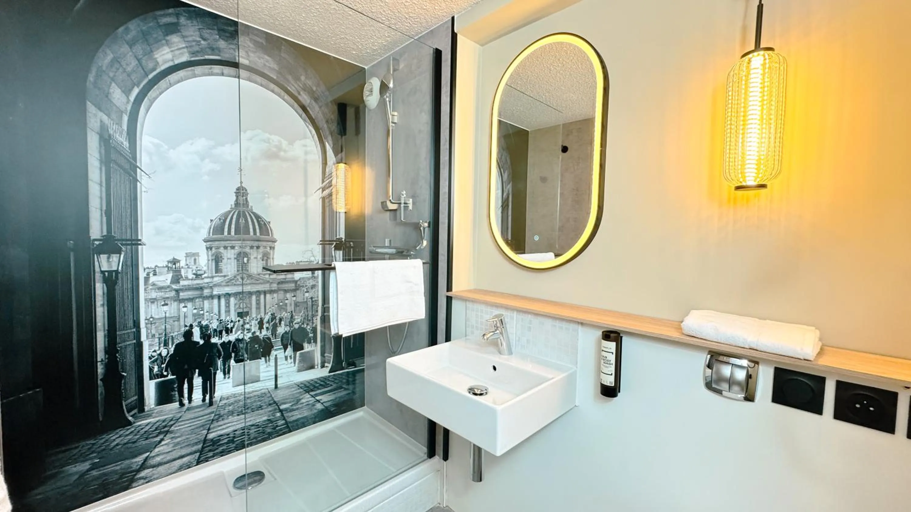 Bathroom, Bed in Campanile Epinay sur Orge Savigny Sur Orge