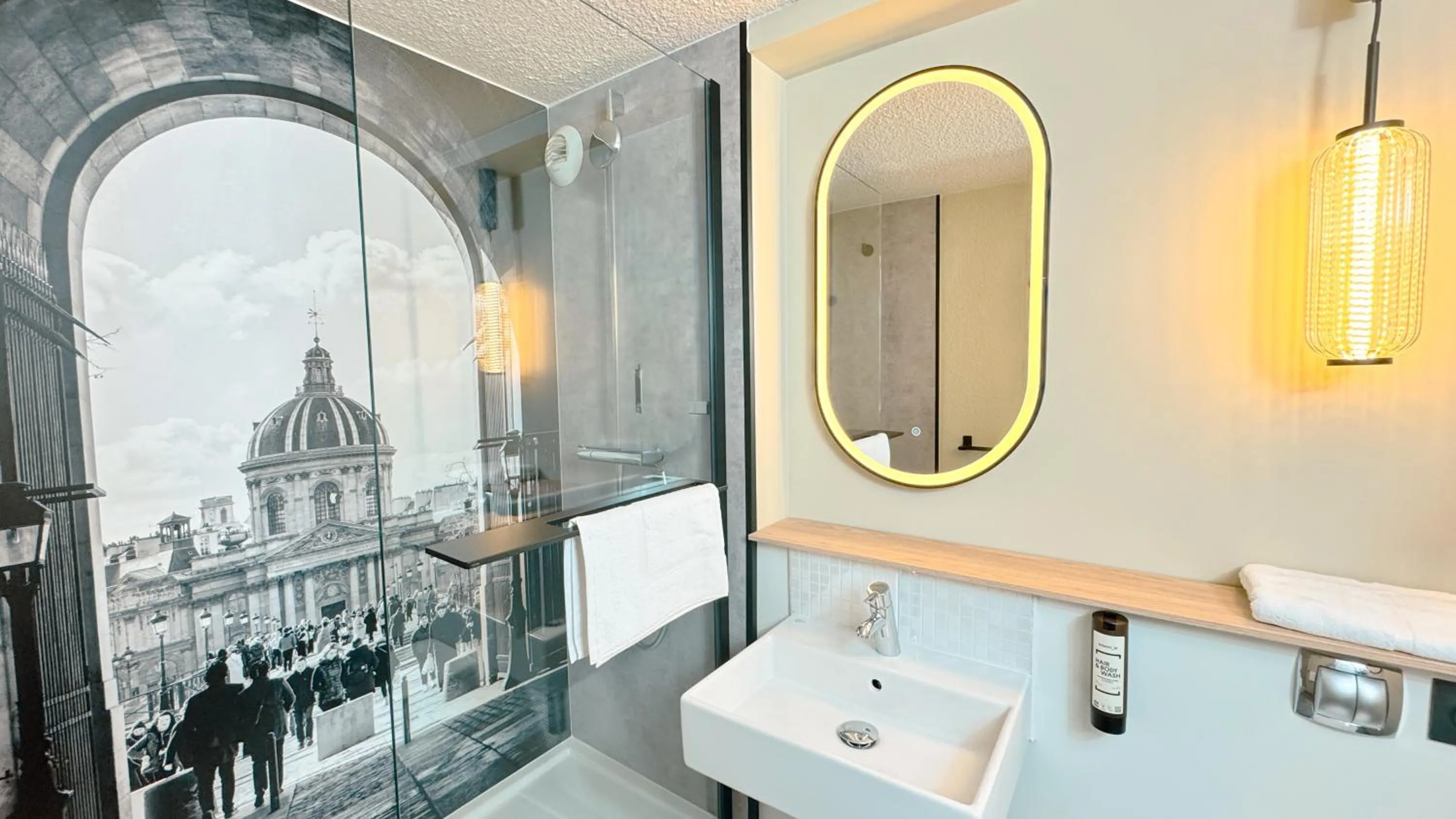 Bathroom in Campanile Epinay sur Orge Savigny Sur Orge