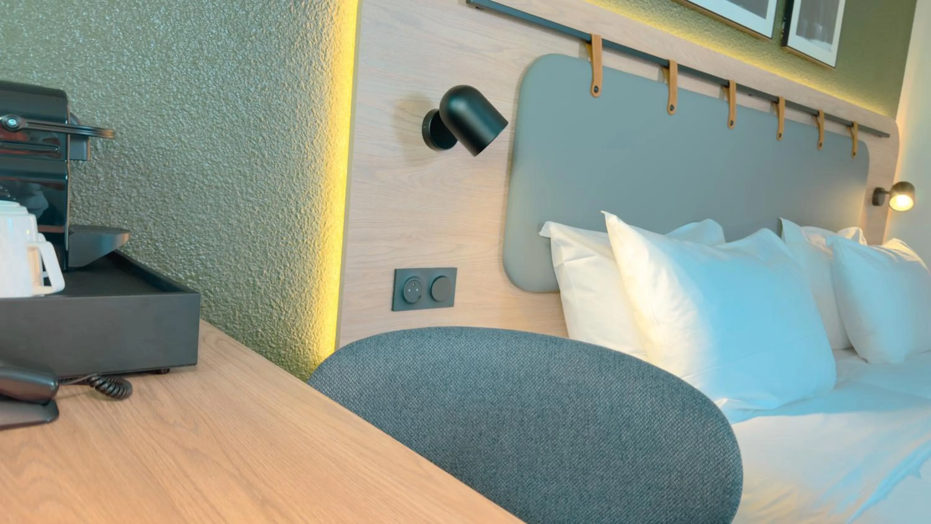 Bedroom, Bed in Campanile Epinay sur Orge Savigny Sur Orge