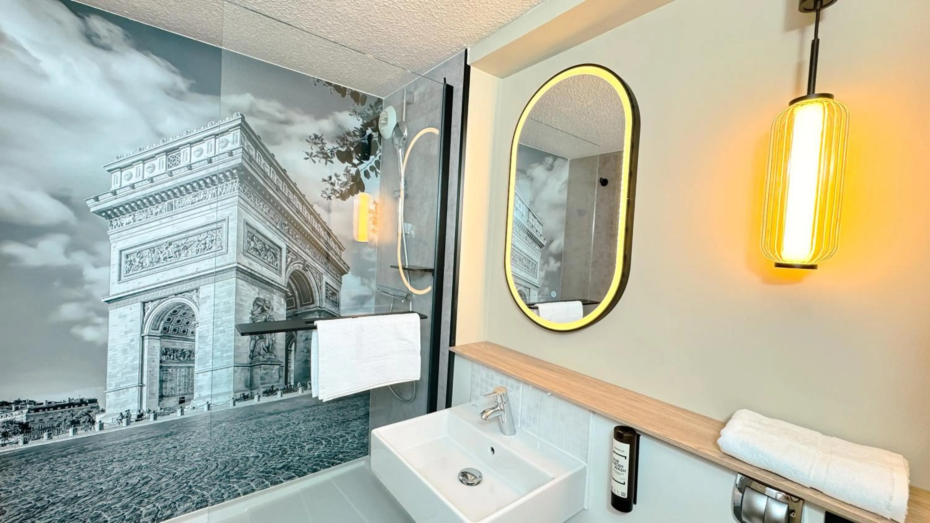 Bathroom in Campanile Epinay sur Orge Savigny Sur Orge