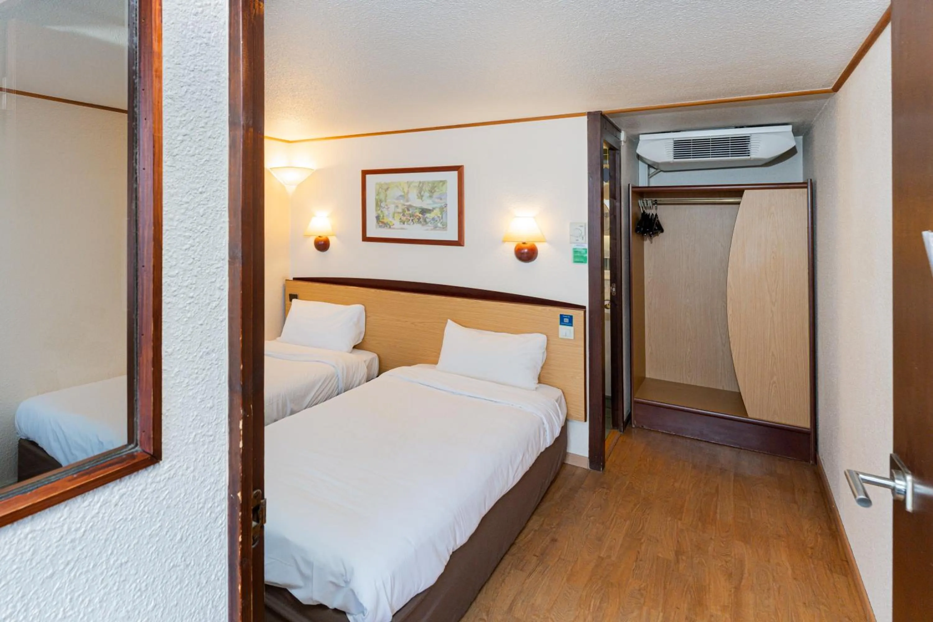 Photo of the whole room, Bed in Campanile Villefranche-Sur-Saône