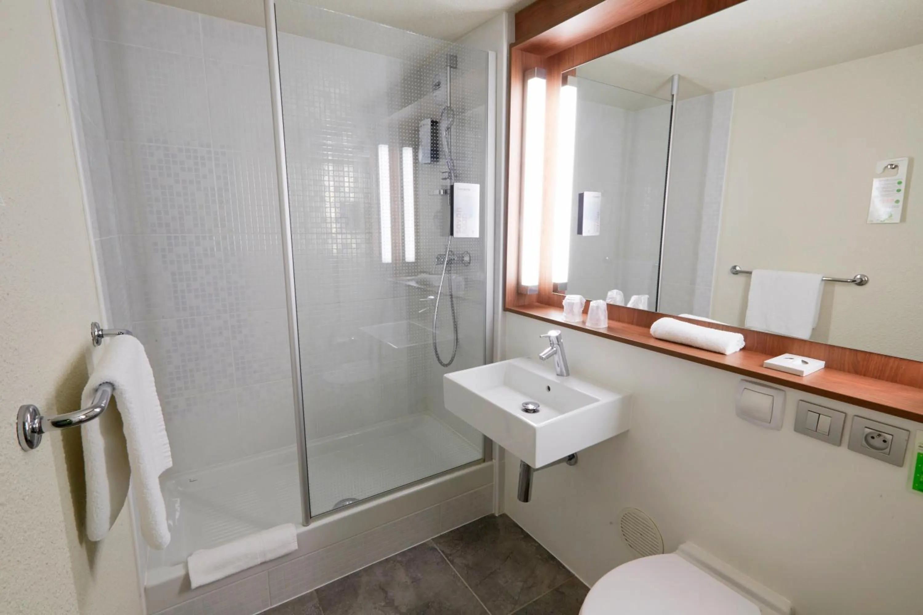 Bathroom in Campanile Villejust - za Courtaboeuf