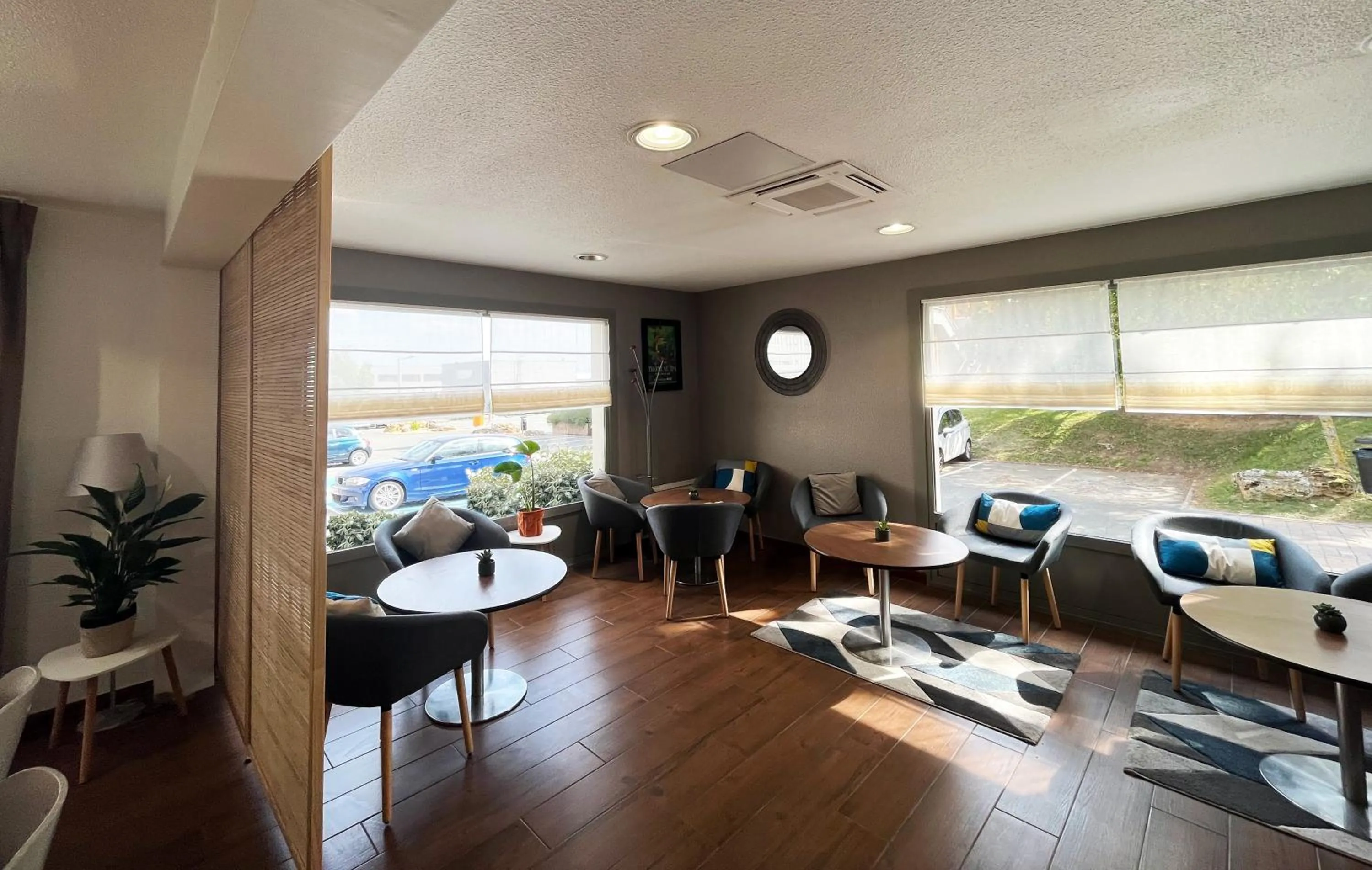 Communal lounge/ TV room in Campanile Villejust - za Courtaboeuf