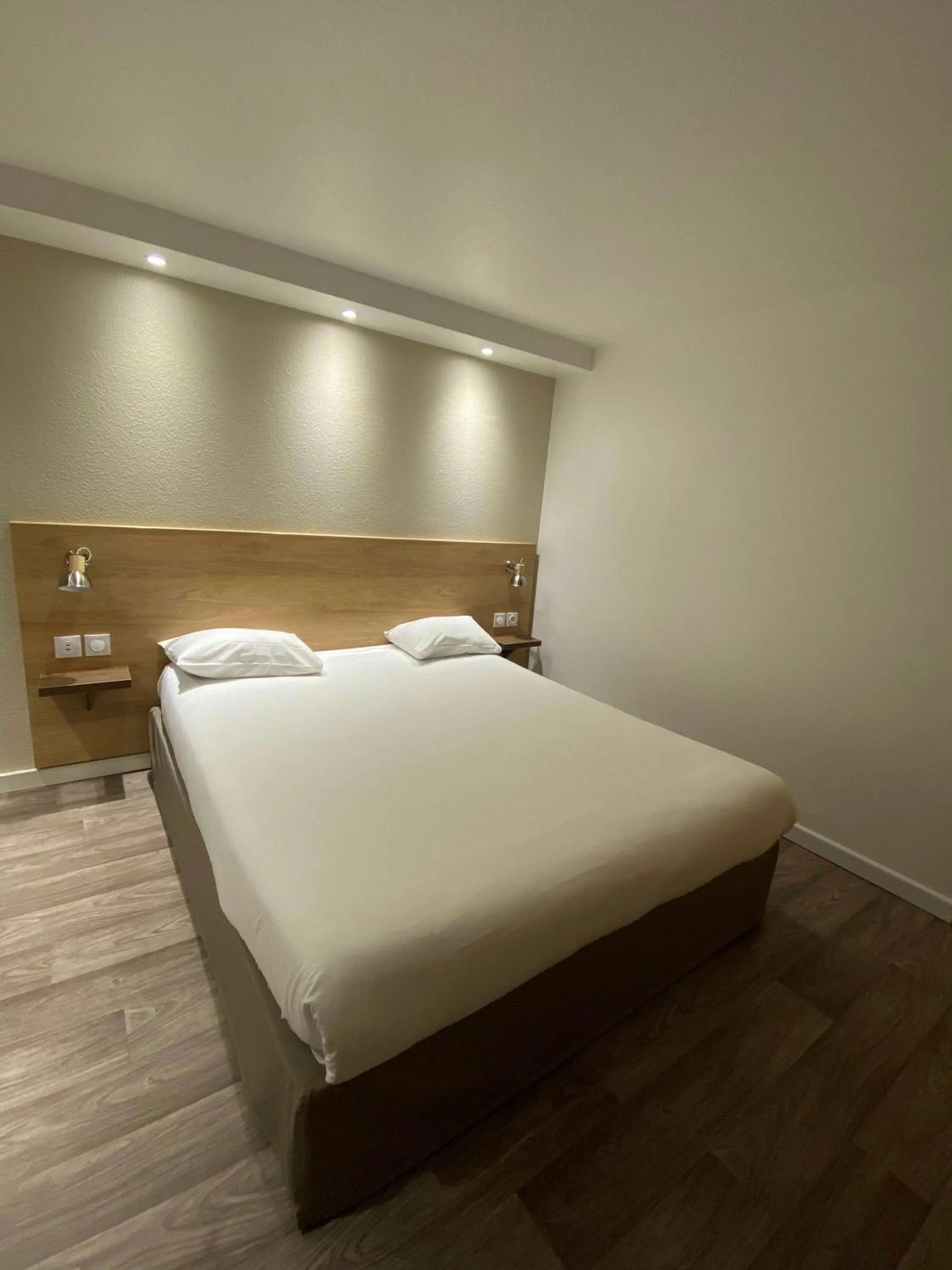 Bed in Kyriad Fontenay - Trésigny