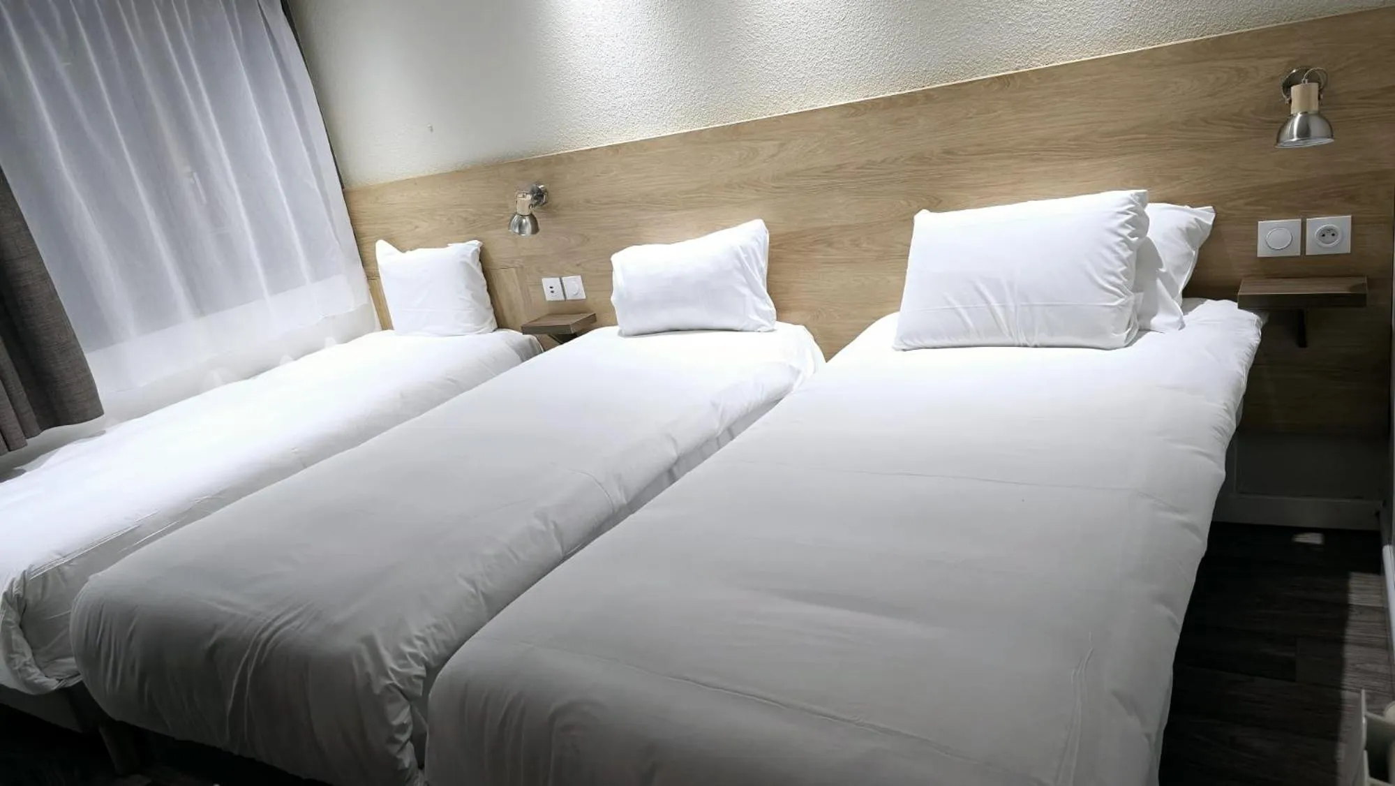 Bed in Kyriad Fontenay - Trésigny