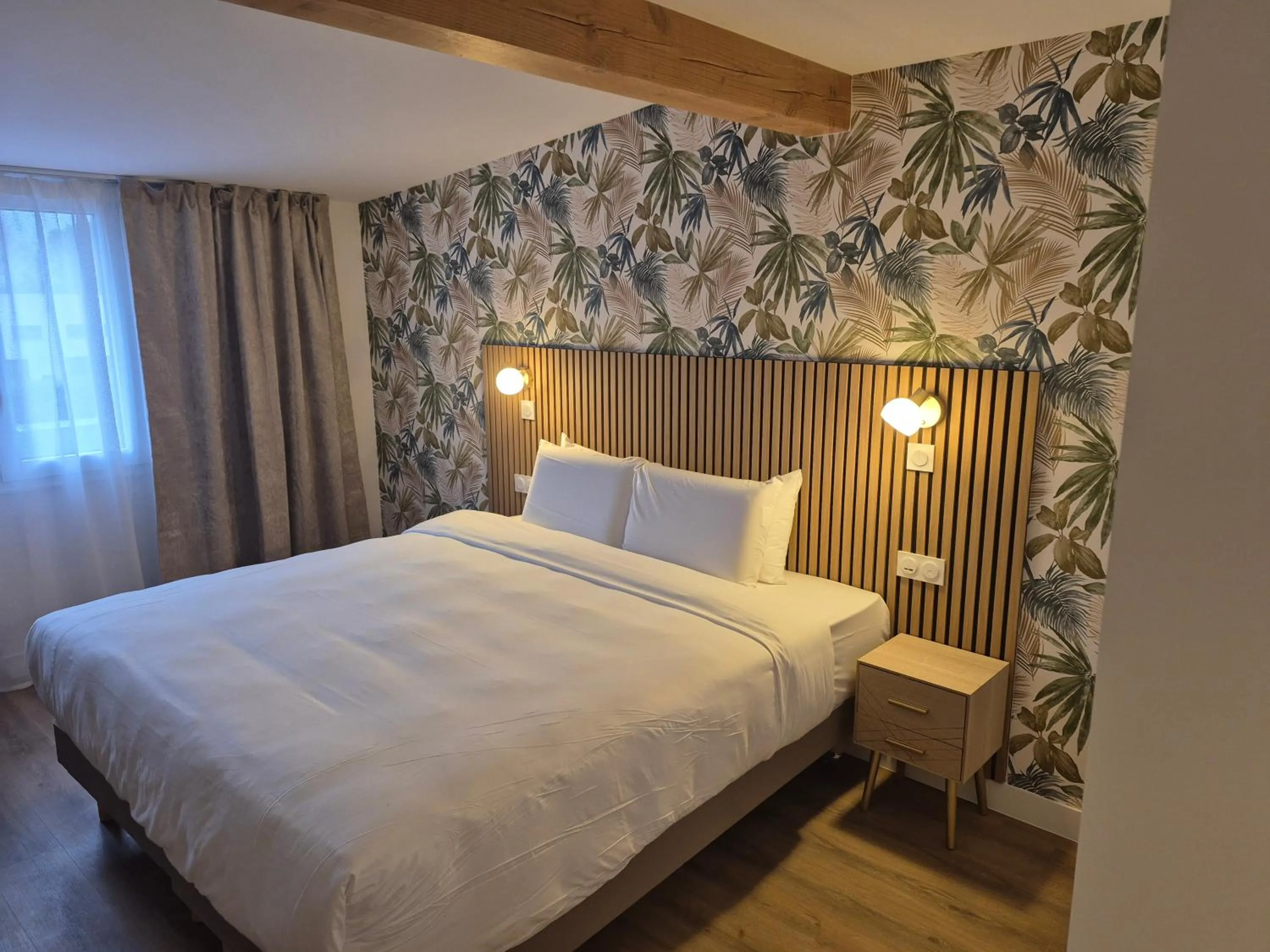 Bed in Kyriad Fontenay - Trésigny