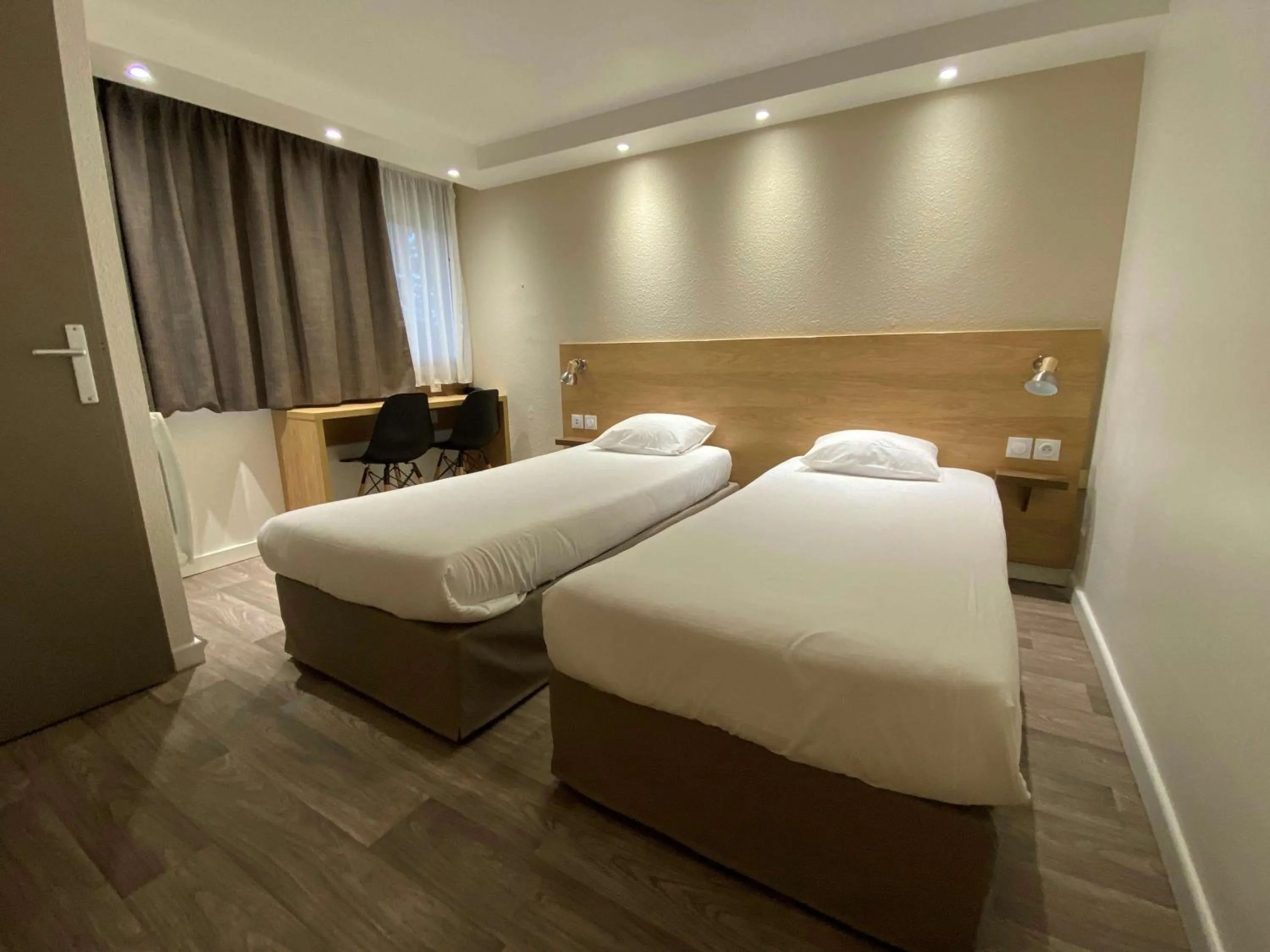 Bed in Kyriad Fontenay - Trésigny