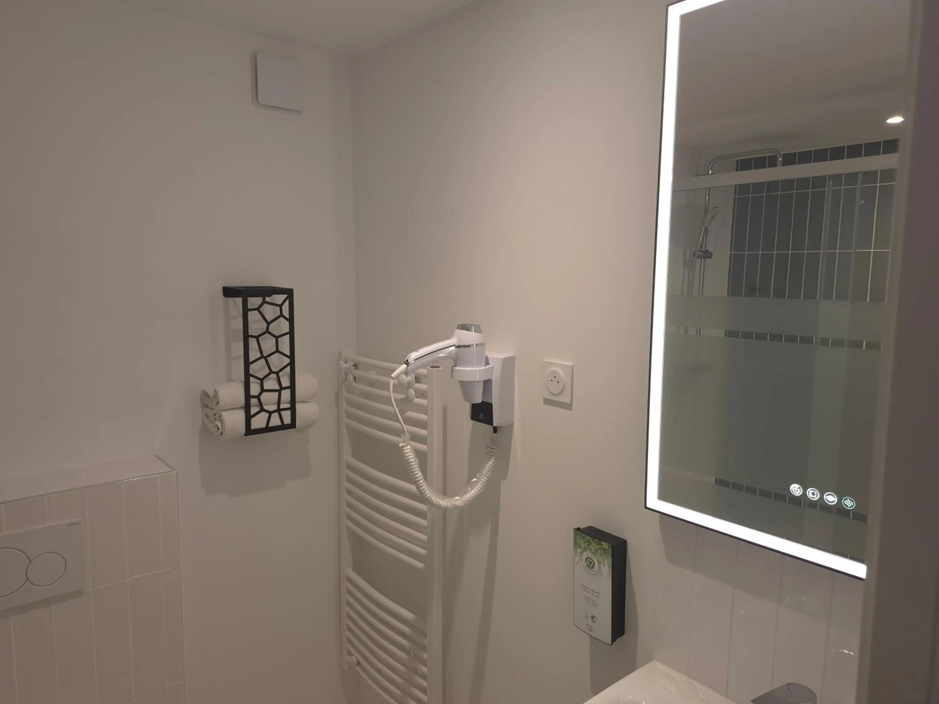 Shower in Kyriad Fontenay - Trésigny