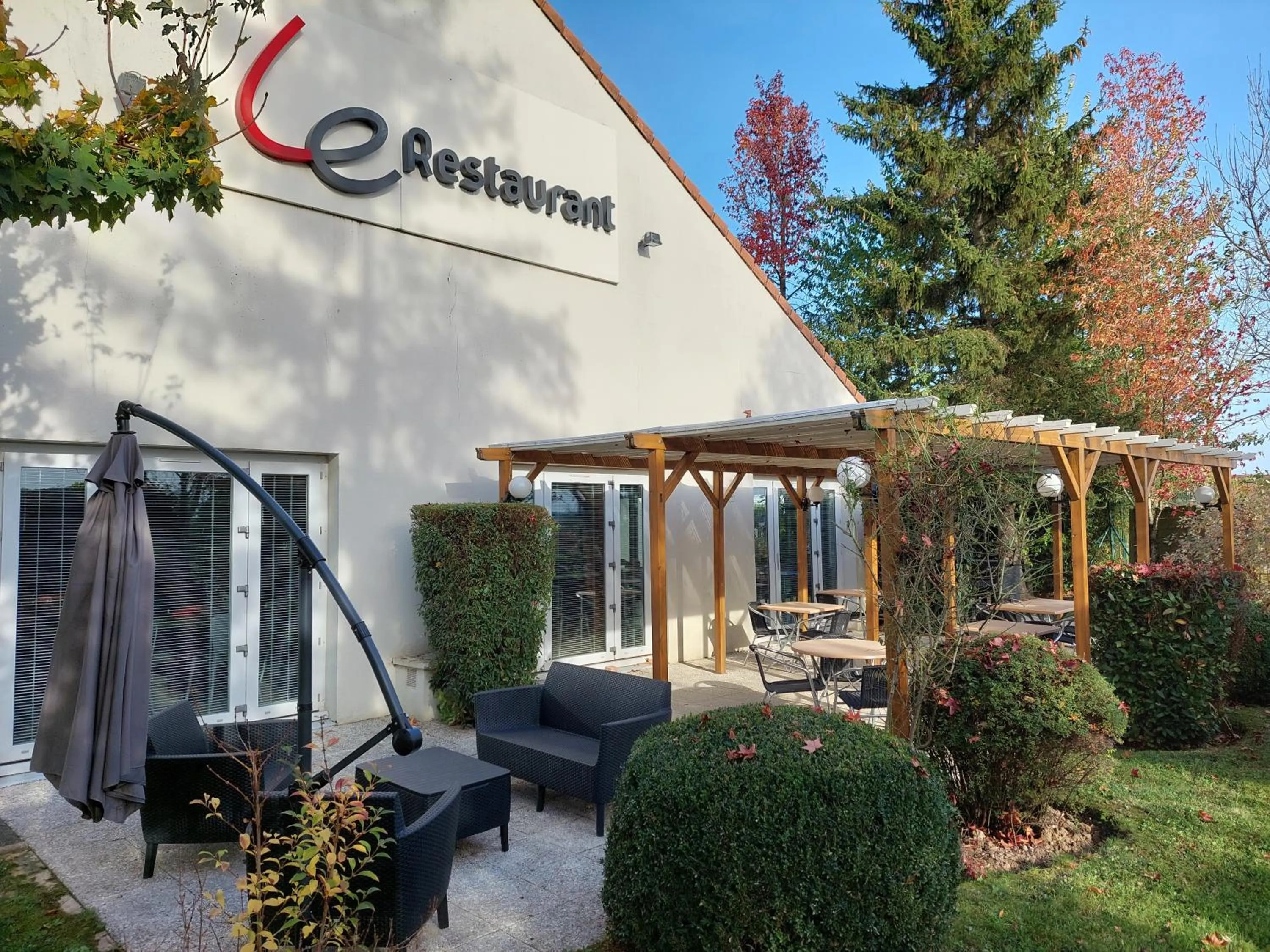 Patio in Campanile Versailles Buc