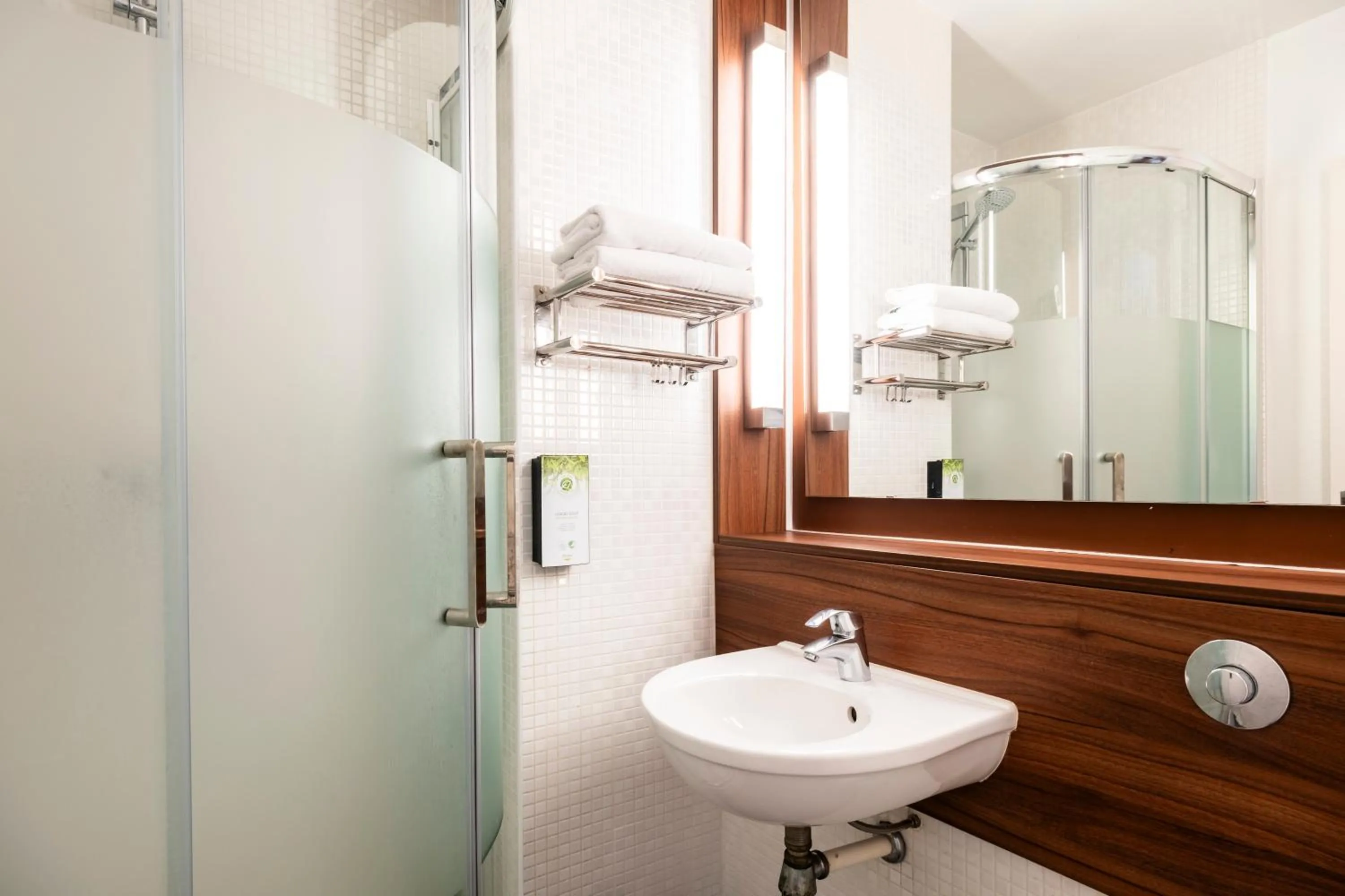 Bathroom in Campanile Montesson - Le Vésinet