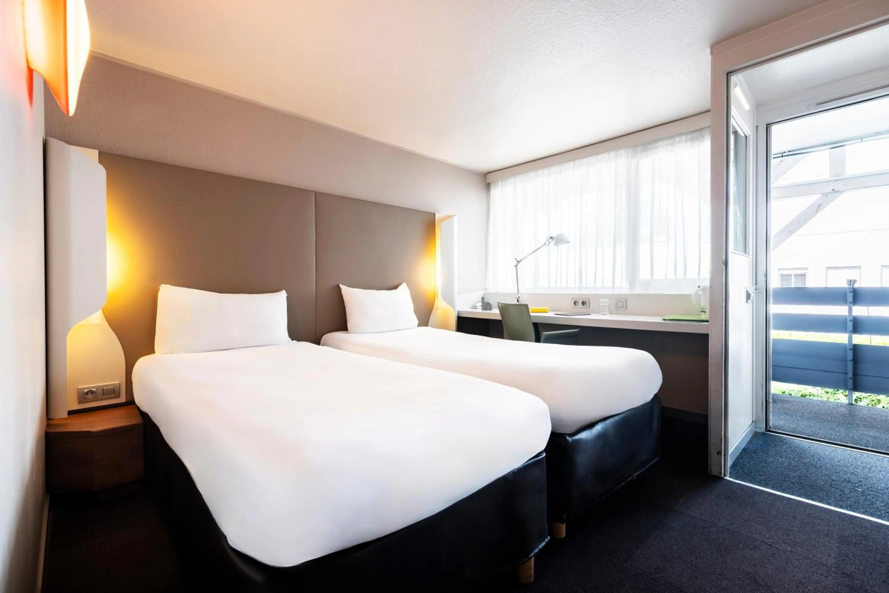 Bedroom, Bed in Campanile Montesson - Le Vésinet