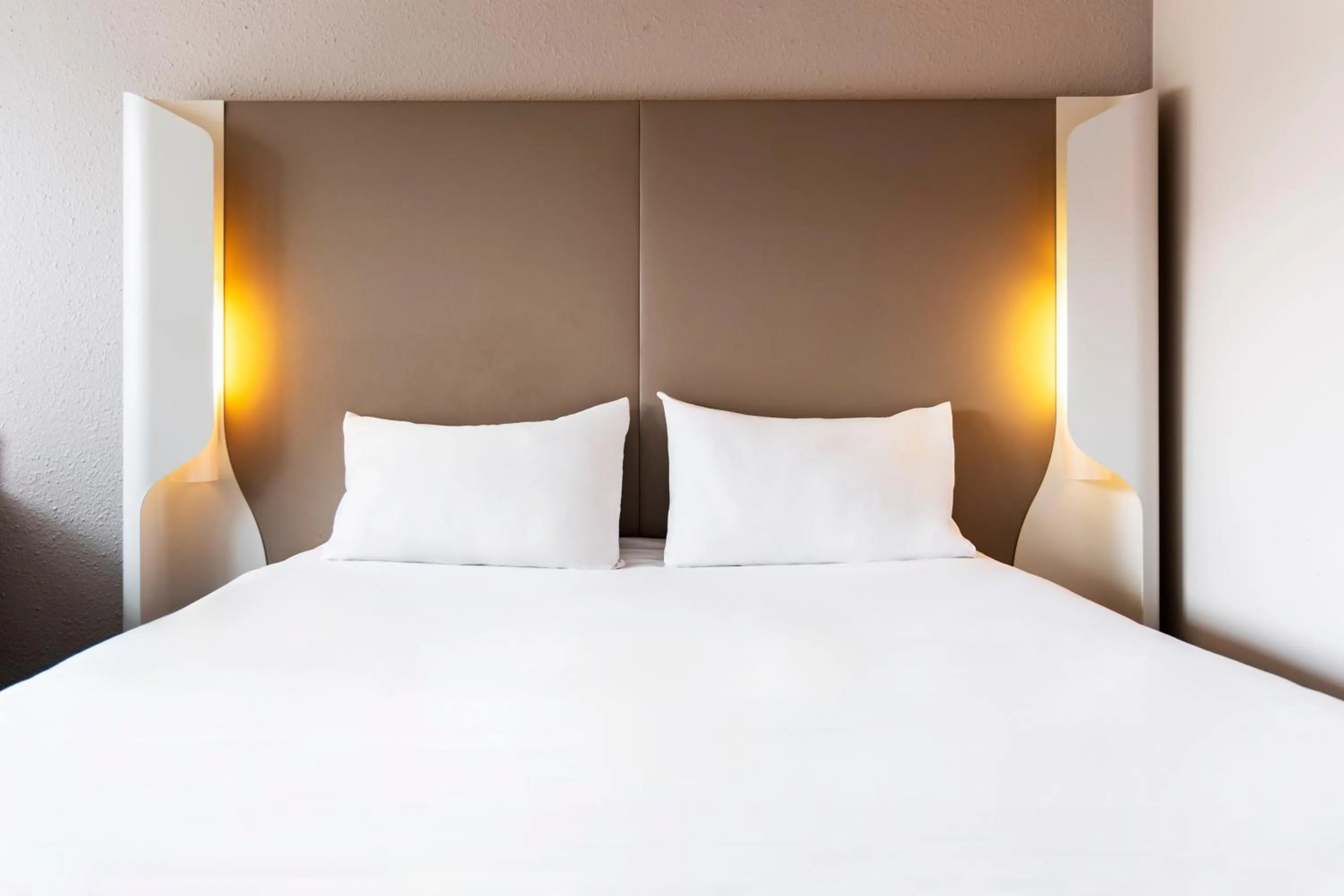 Bedroom, Bed in Campanile Montesson - Le Vésinet