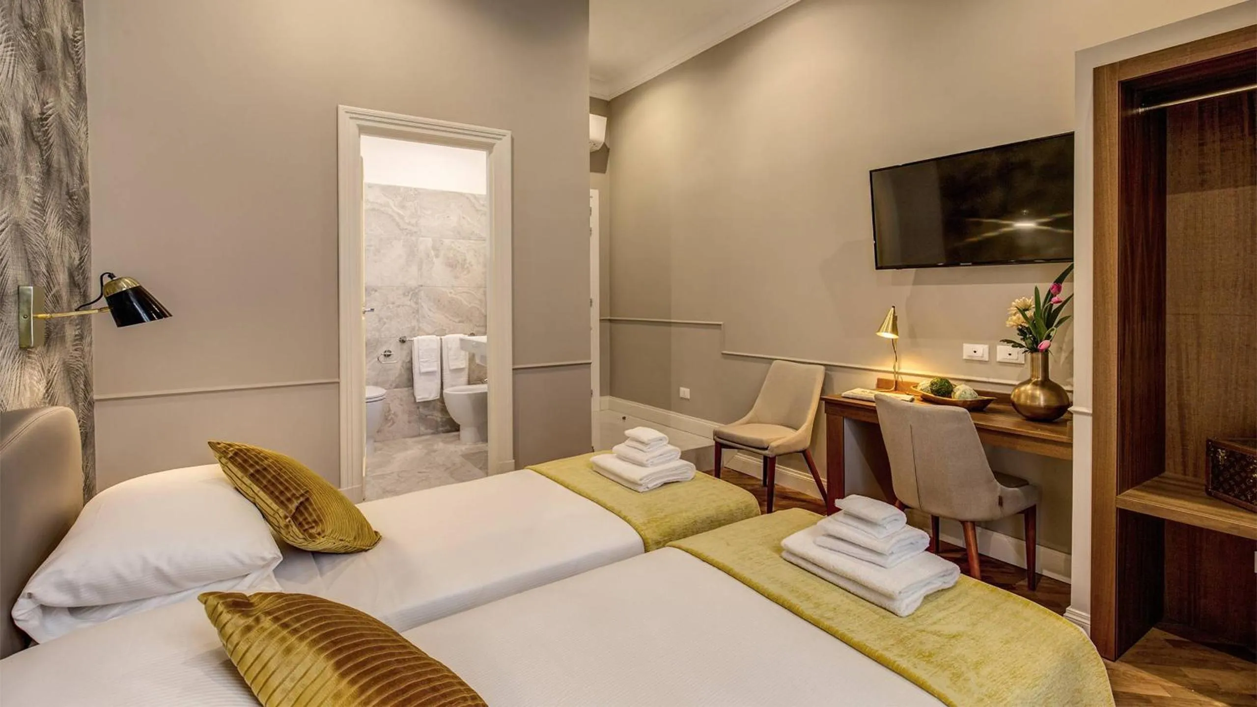 Bed in Charme Spagna Boutique Hotel