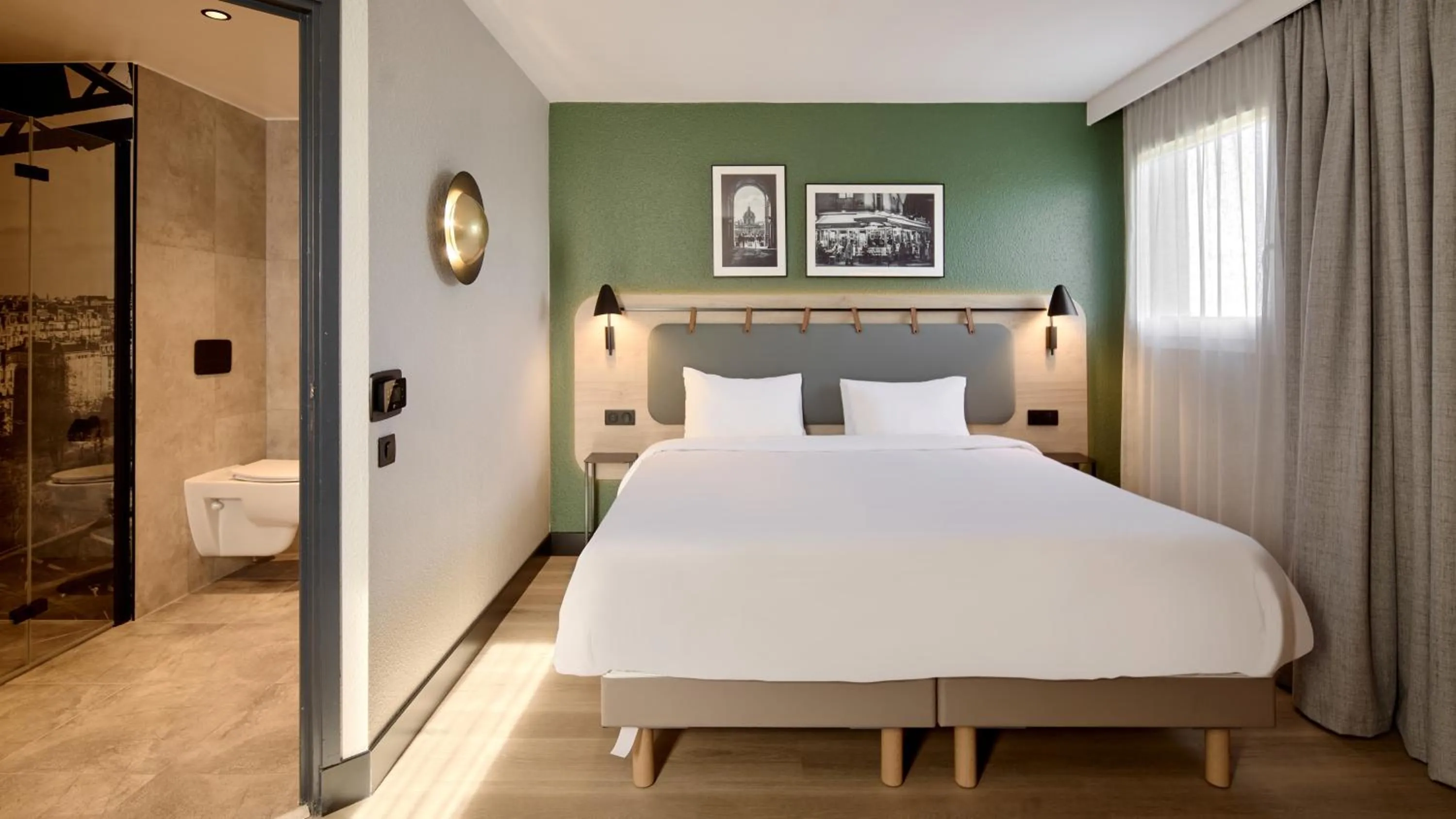 Toilet, Bed in Campanile Paris Ouest - Nanterre - La Défense