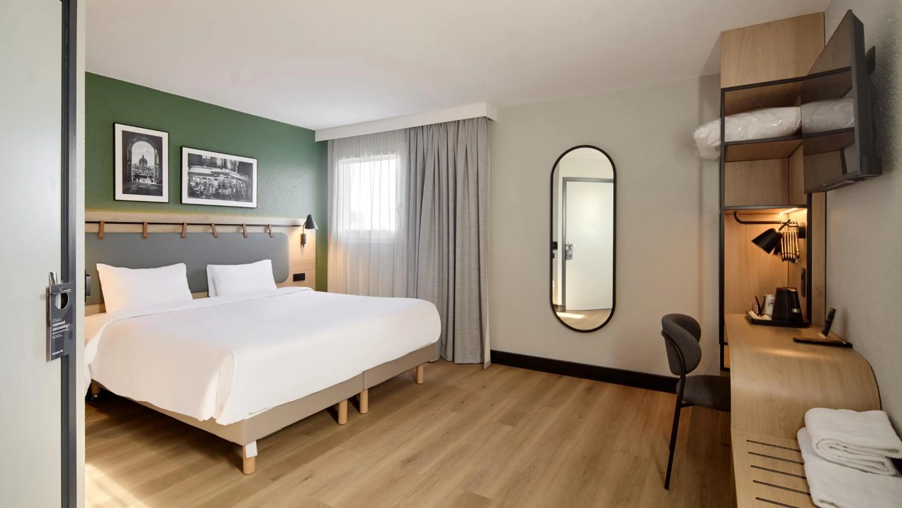 Bed in Campanile Paris Ouest - Nanterre - La Défense