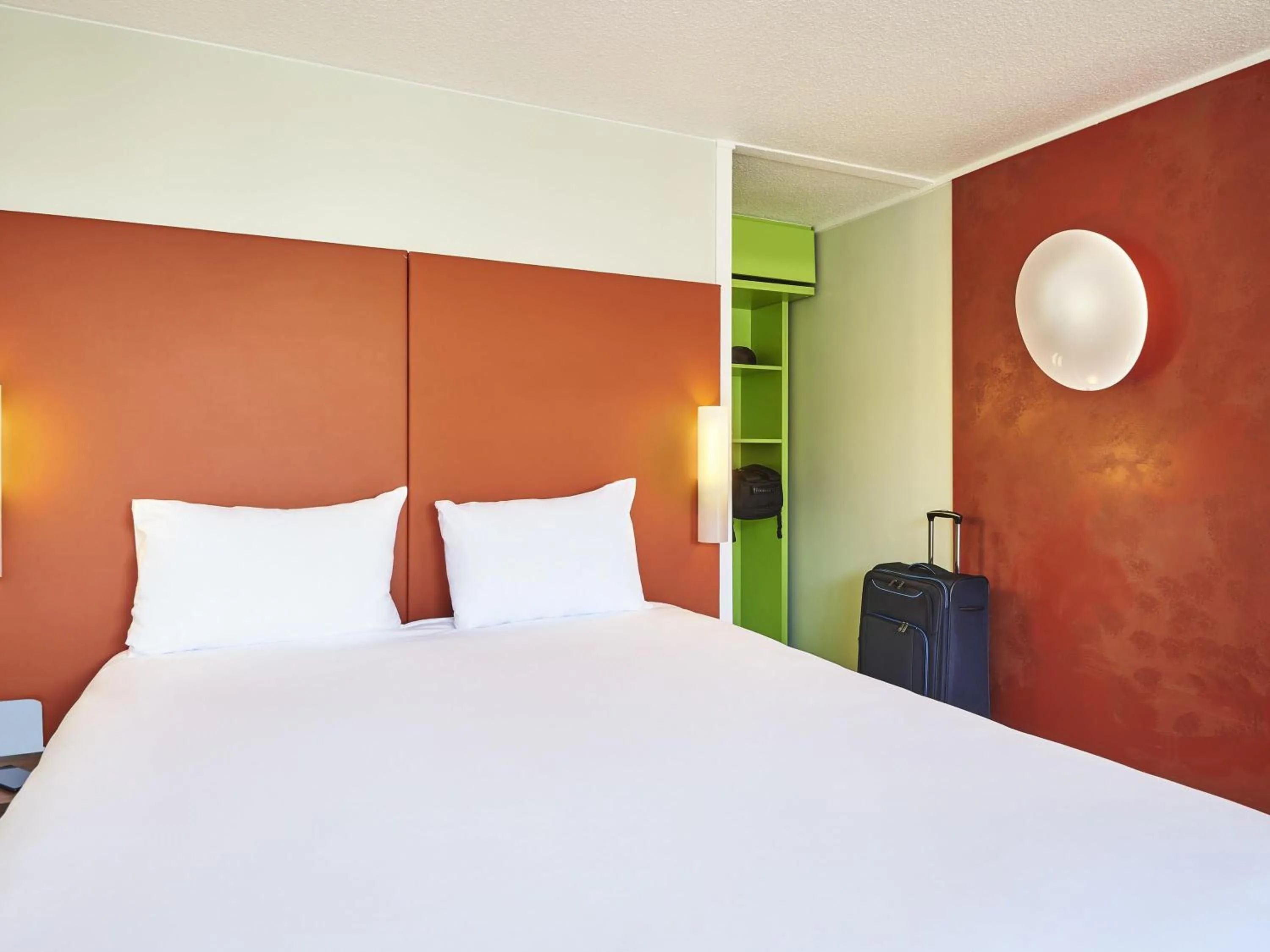 Bedroom, Bed in Greet Hotel Versailles - Voisins Le Bretonneux