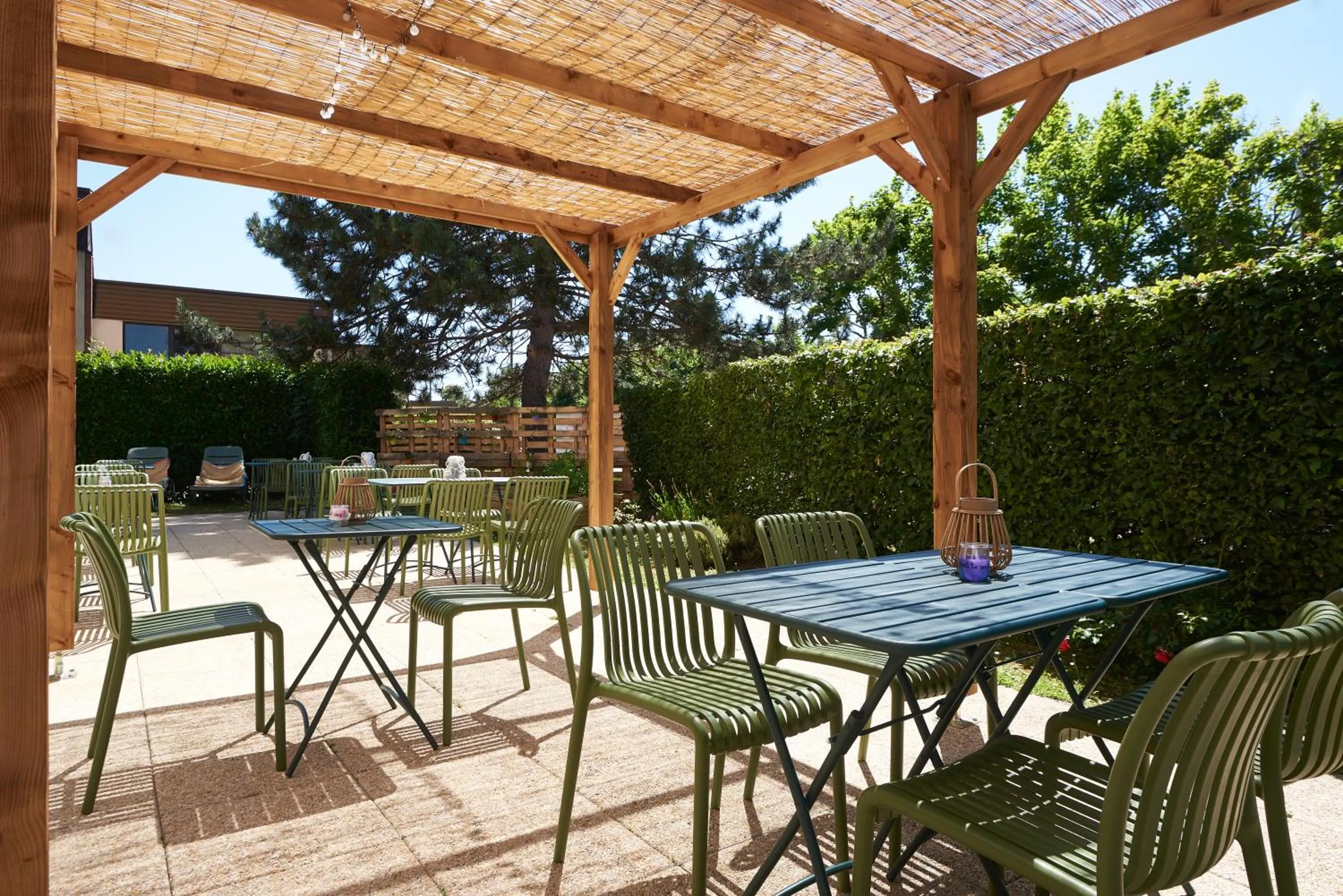 Patio in Greet Hotel Versailles - Voisins Le Bretonneux