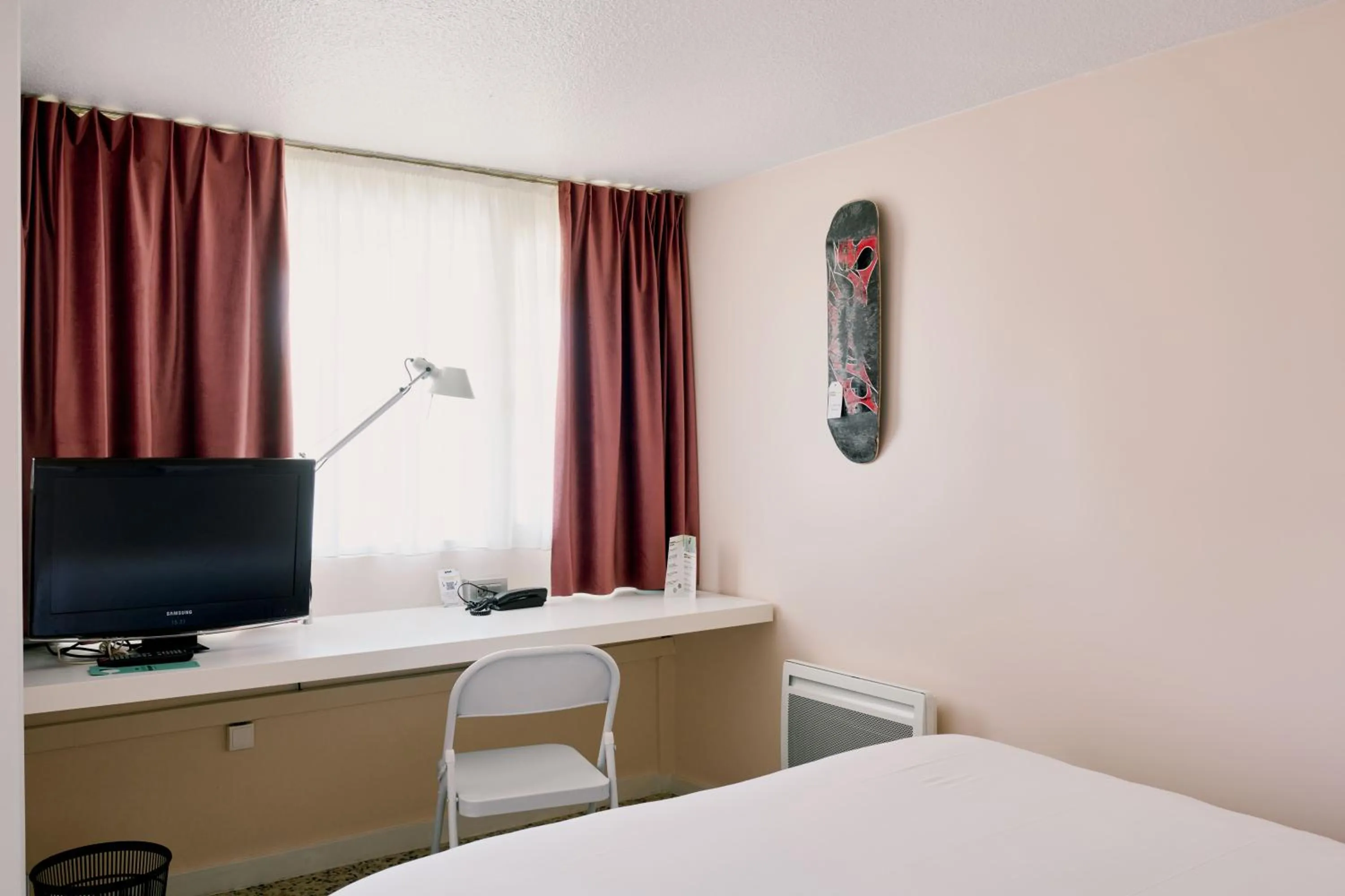 Bedroom, Bed in Greet Hotel Versailles - Voisins Le Bretonneux